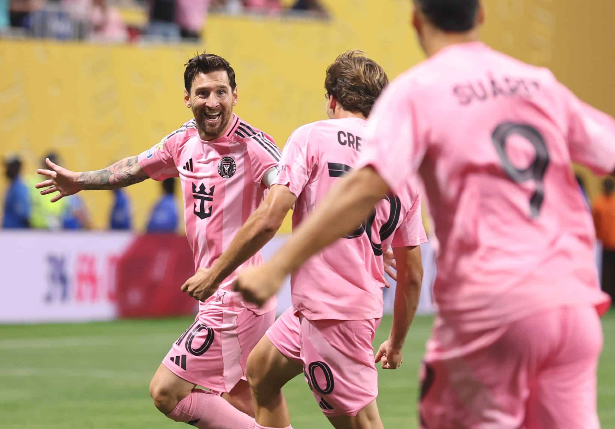 Messi celebra gol de falta contra o Porto