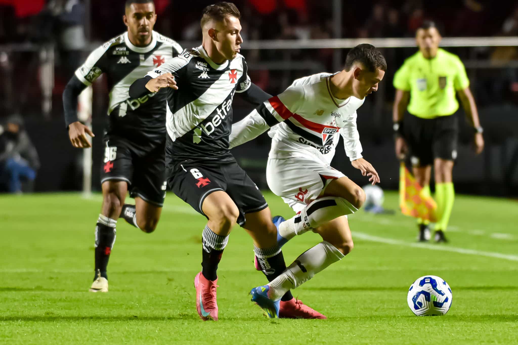 Lucca disputa a bola contra o Vasco
