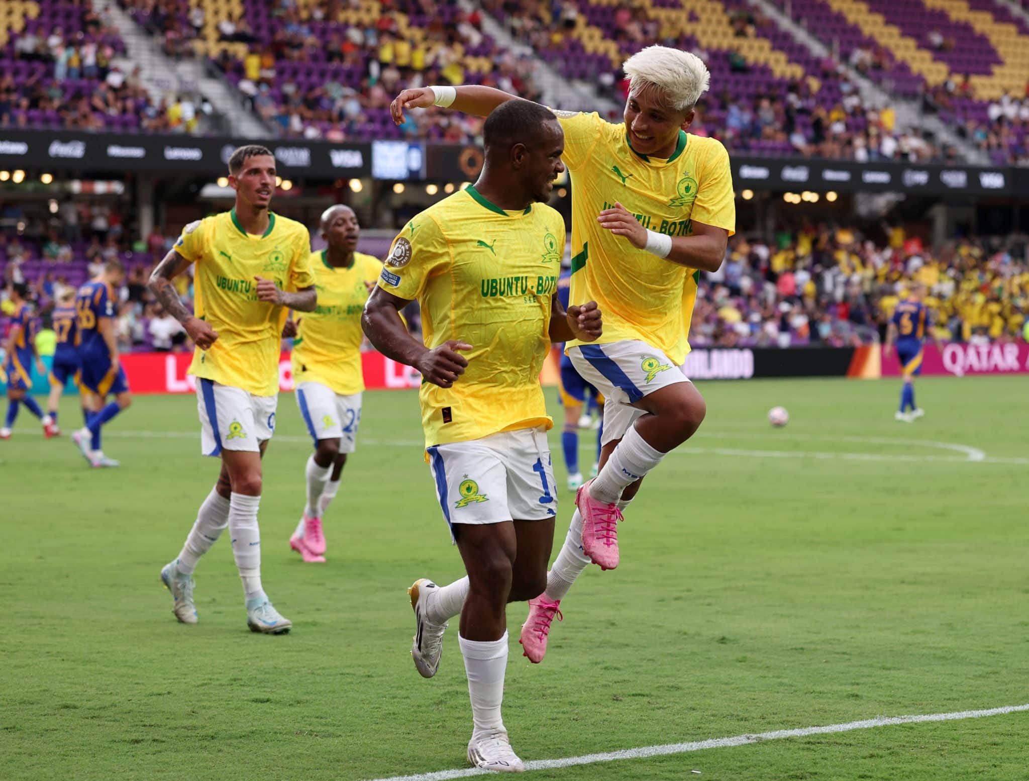 Rayners comemora gol do Mamelodi Sundowns