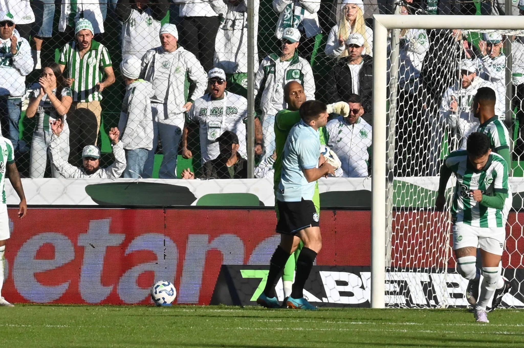 Goleiro do Juventude comete p&ecirc;nalti a favor do Gr&ecirc;mio Foto: (Imago)