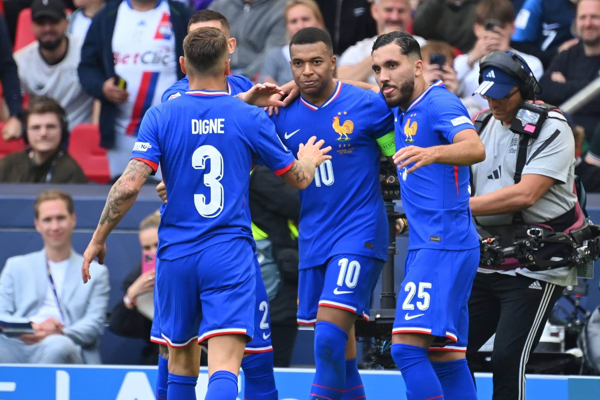 Mbapp&eacute; celebra 50&ordm; gol pela Fran&ccedil;a com companheiros