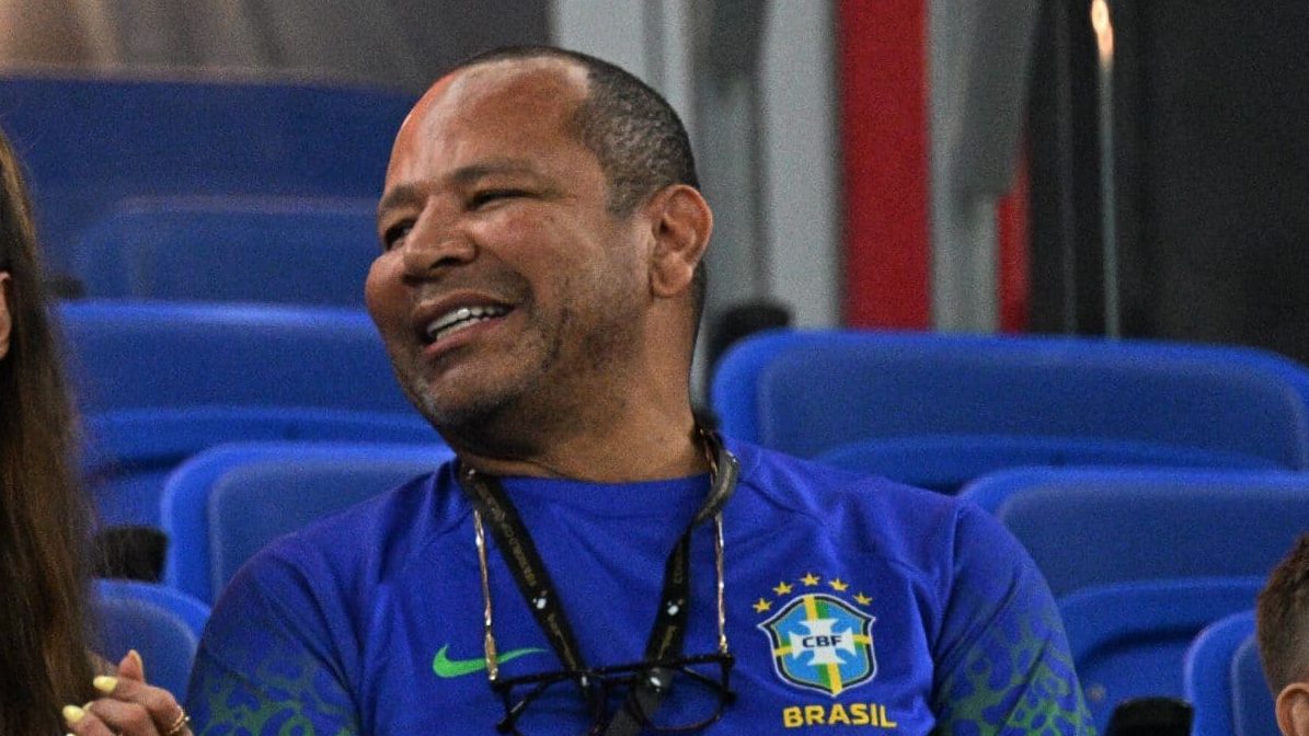 Neymar pai defende estilo de vida do filho: &lsquo;Parem de achar que &eacute; carnaval toda noite&rsquo;