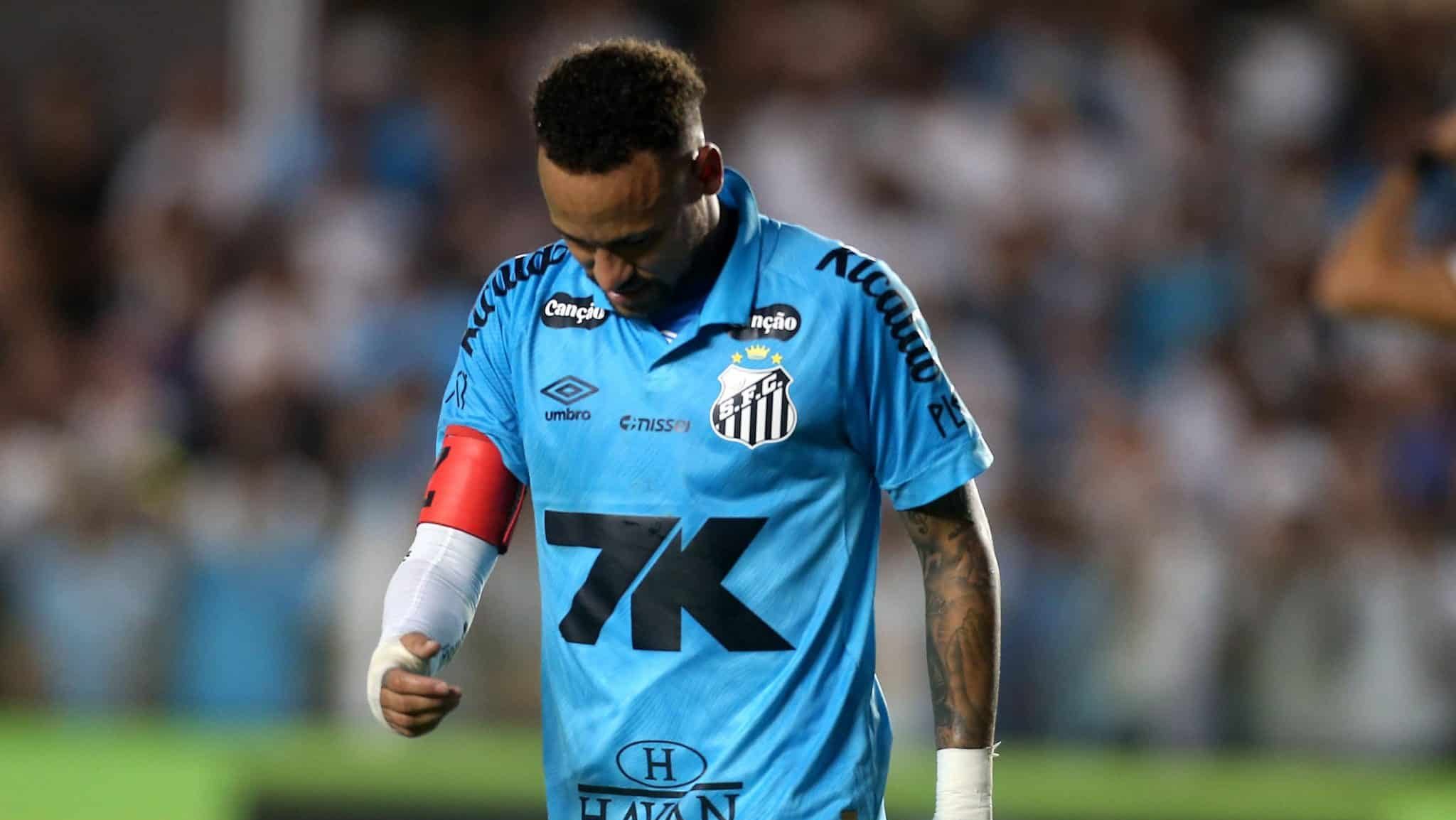 Neymar deixou o jogo do Santos expulso (Foto: Guilherme Dionizio/C&oacute;digo19/Gazeta Press)