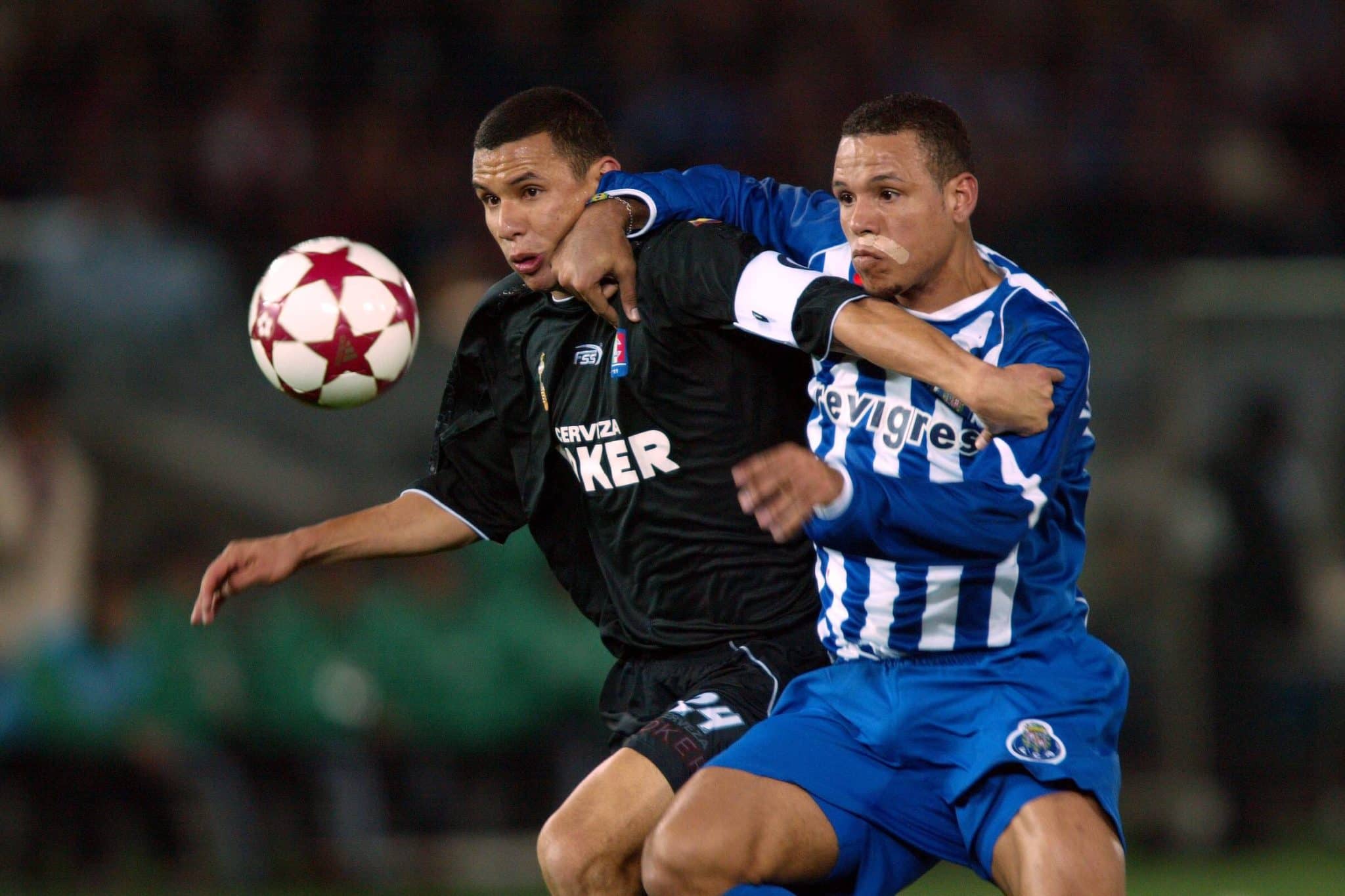 Vanegas, capitão do Once Caldas, disputa bola com Luis Fabiano, do Porto (Foto: Imago)