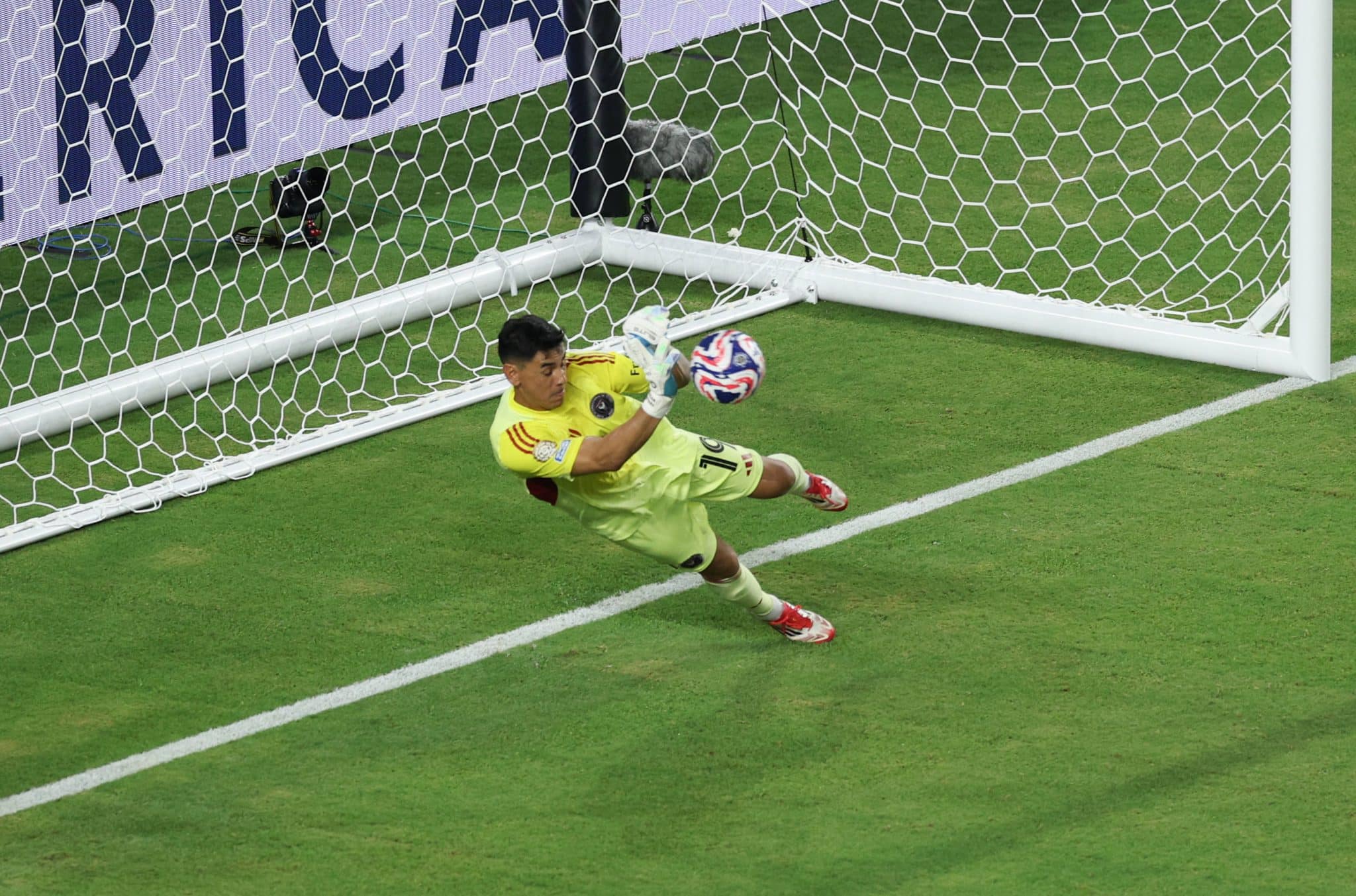 Eterna promessa ofusca o amigo Messi e vira a grande estrela da estreia do Mundial