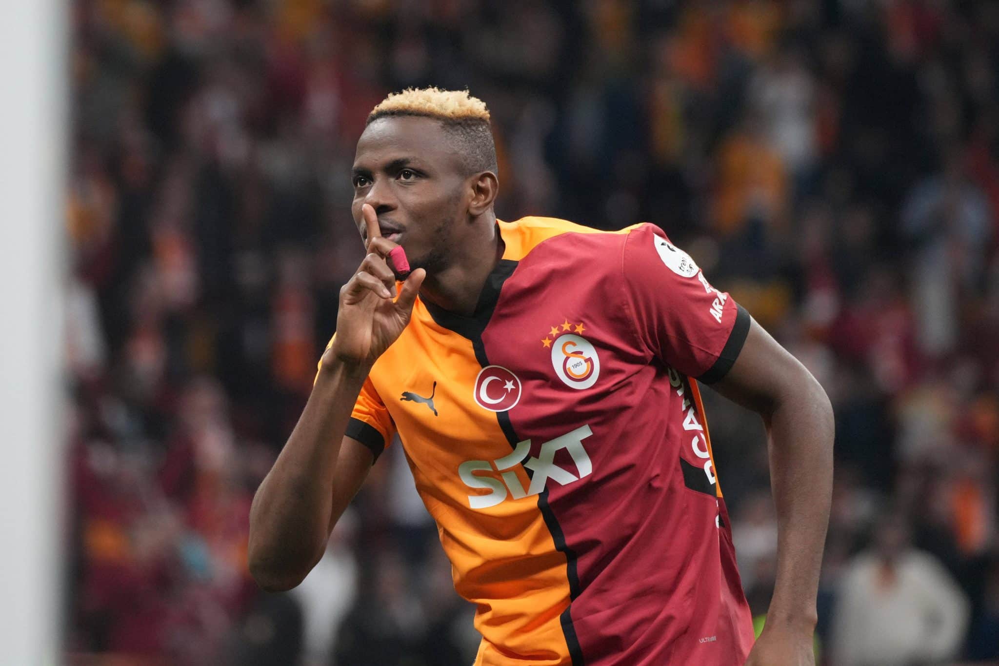 Victor Osimhen celebra gol pelo Galatasaray