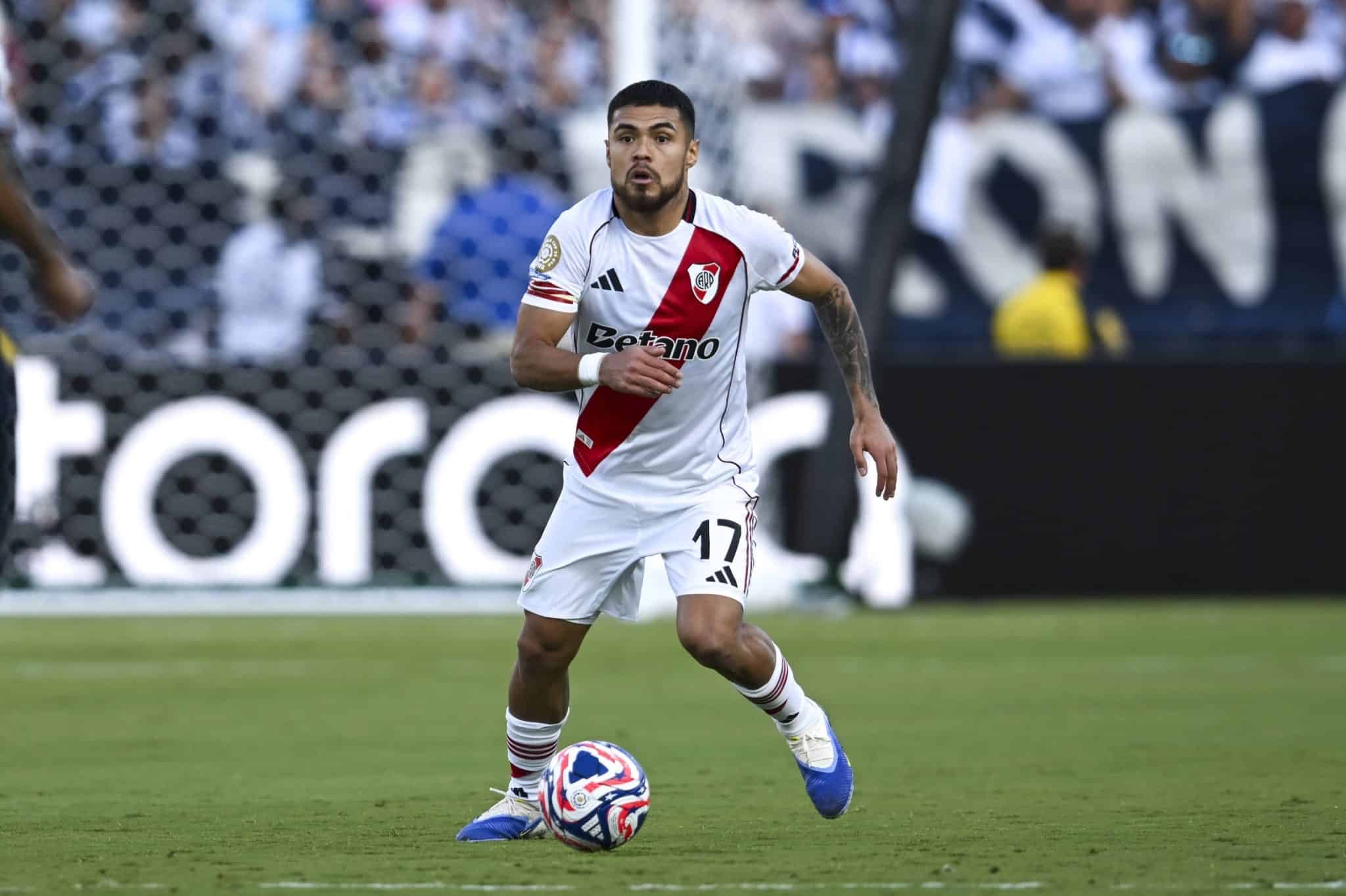 Paulo D&iacute;az conduz a bola em jogo do River Plate