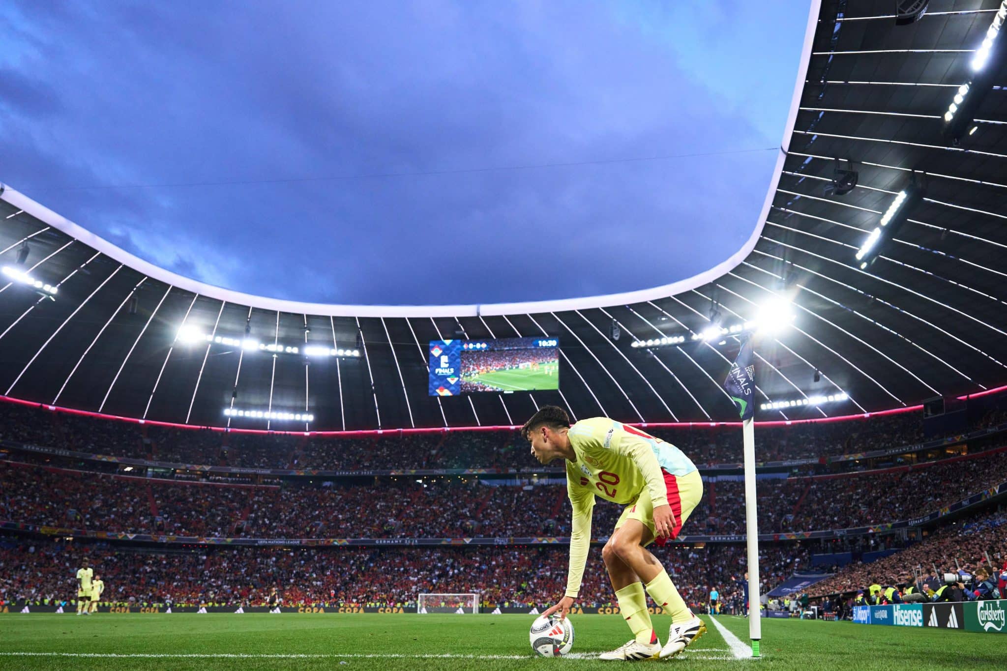 Pedri se prepara para bater escanteio em jogo da Espanha