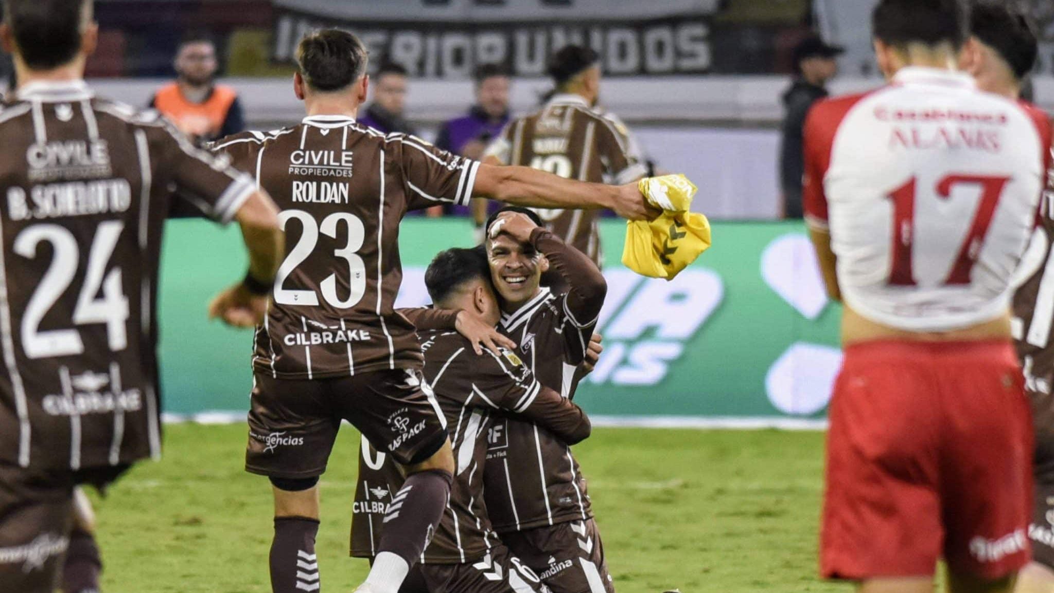 Fundado gra&ccedil;as a aposta, Platense ceifa gigantes e &eacute; campe&atilde;o argentino em campanha &eacute;pica