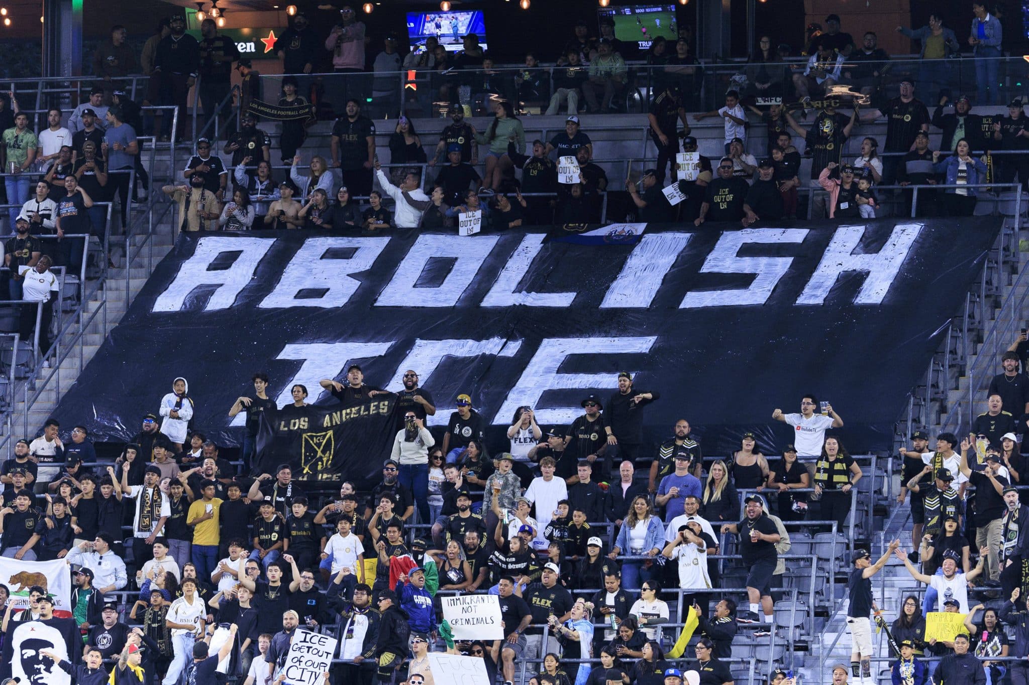Antes do Mundial, torcedores do LAFC protestam contra repress&atilde;o &agrave; imigra&ccedil;&atilde;o de Trump