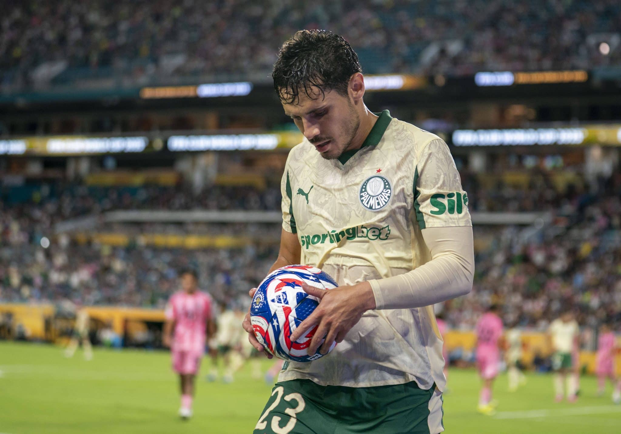 Raphael Veiga em a&ccedil;&atilde;o pelo Palmeiras