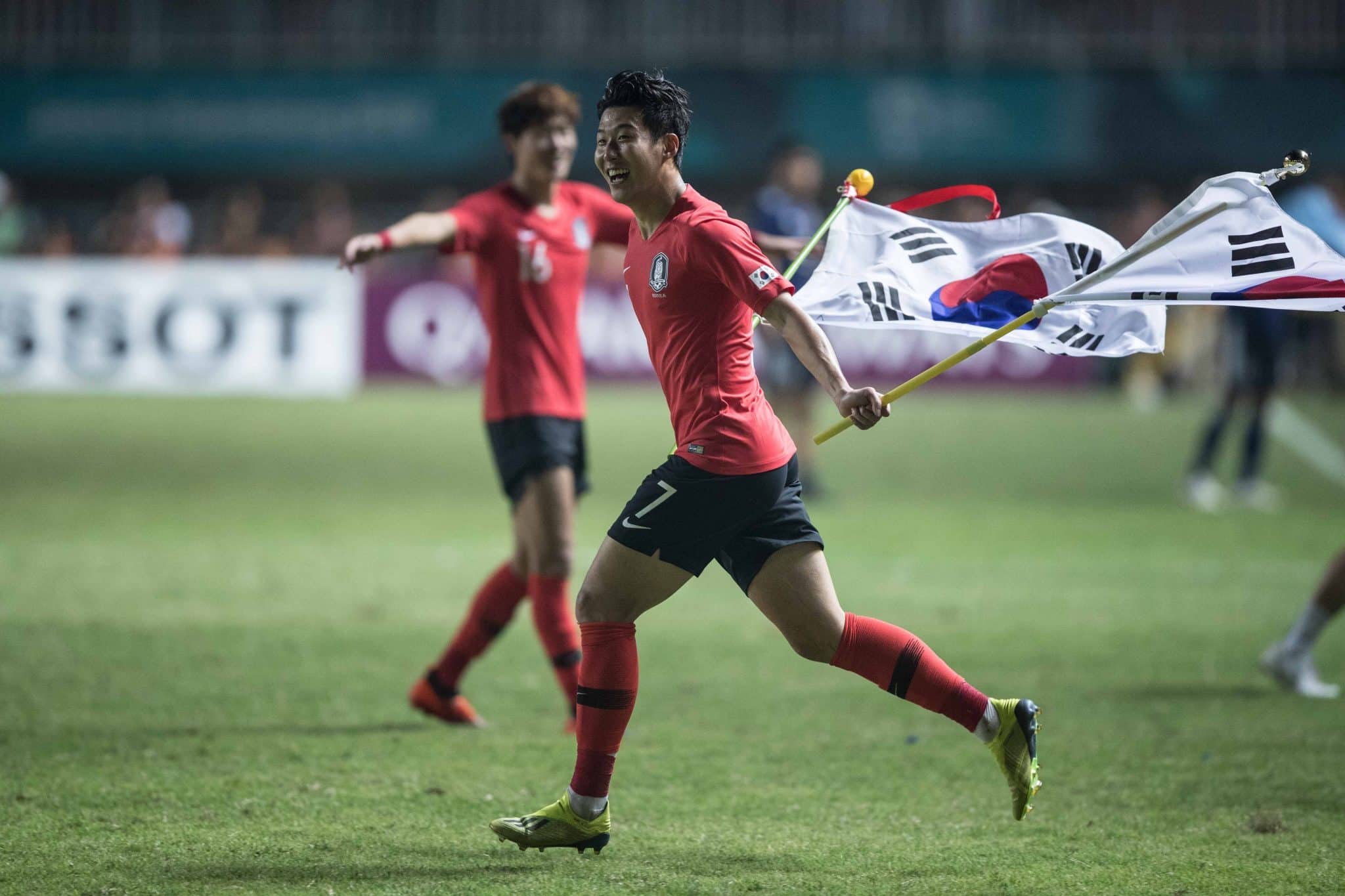 Son comemora o t&iacute;tulo dos Jogos Asi&aacute;ticos e a dispensa do ex&eacute;rcito (Foto: Imago)