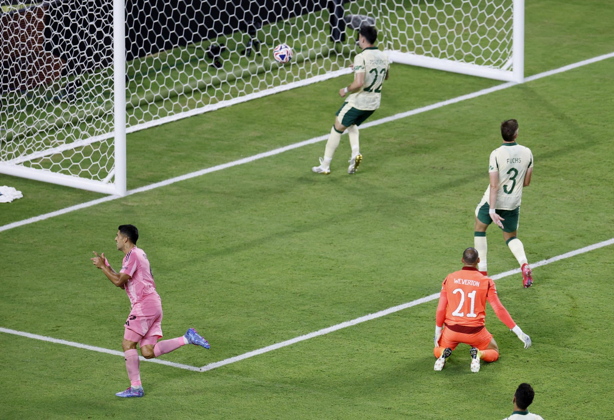 Jogadores do Palmeiras lamentam ap&oacute;s gol de Su&aacute;rez (Foto: Iconsport)