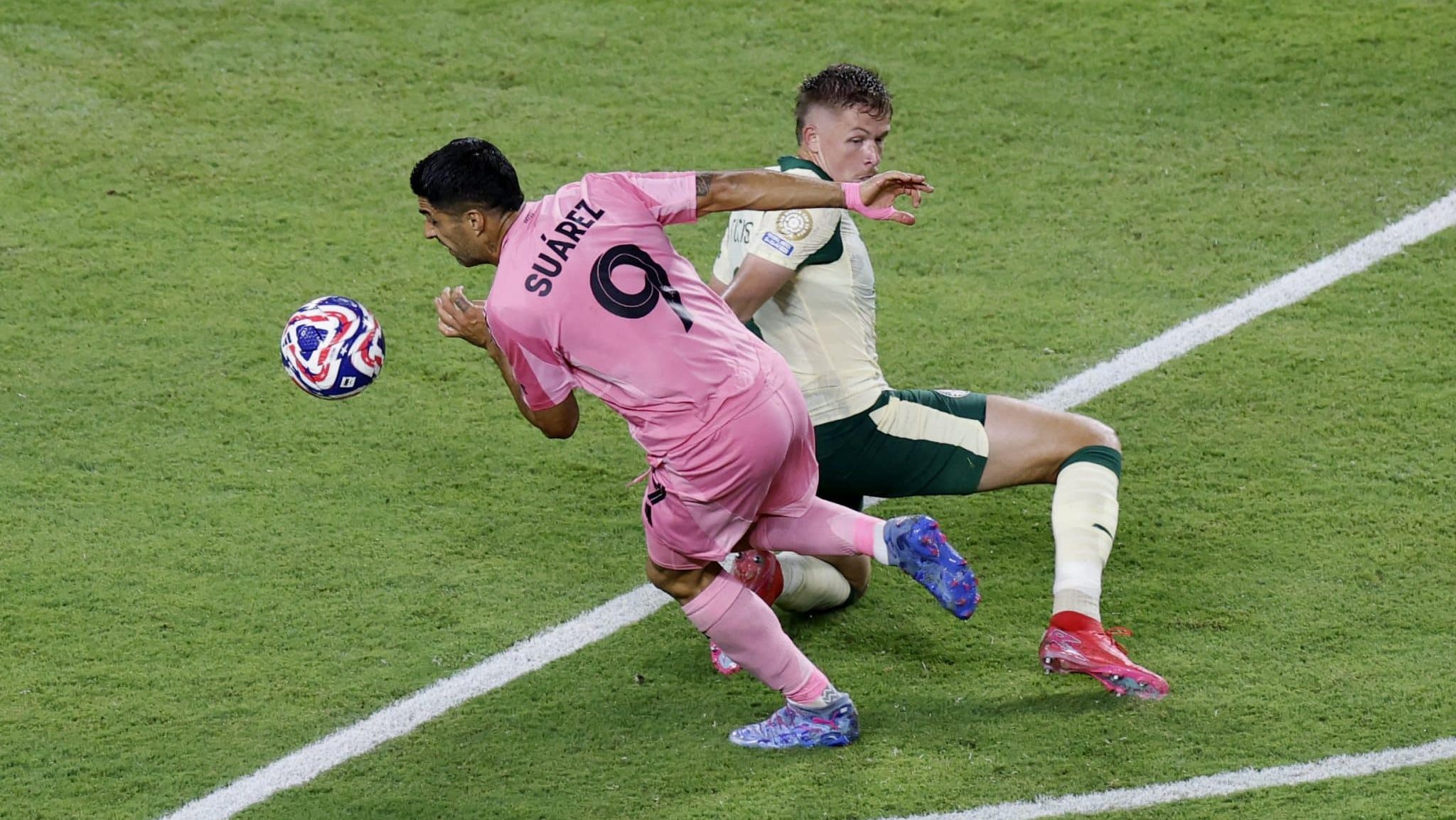 Su&aacute;rez passa por Bruno Fuchs antes de marcar contra o Palmeiras (Foto: Iconsport)