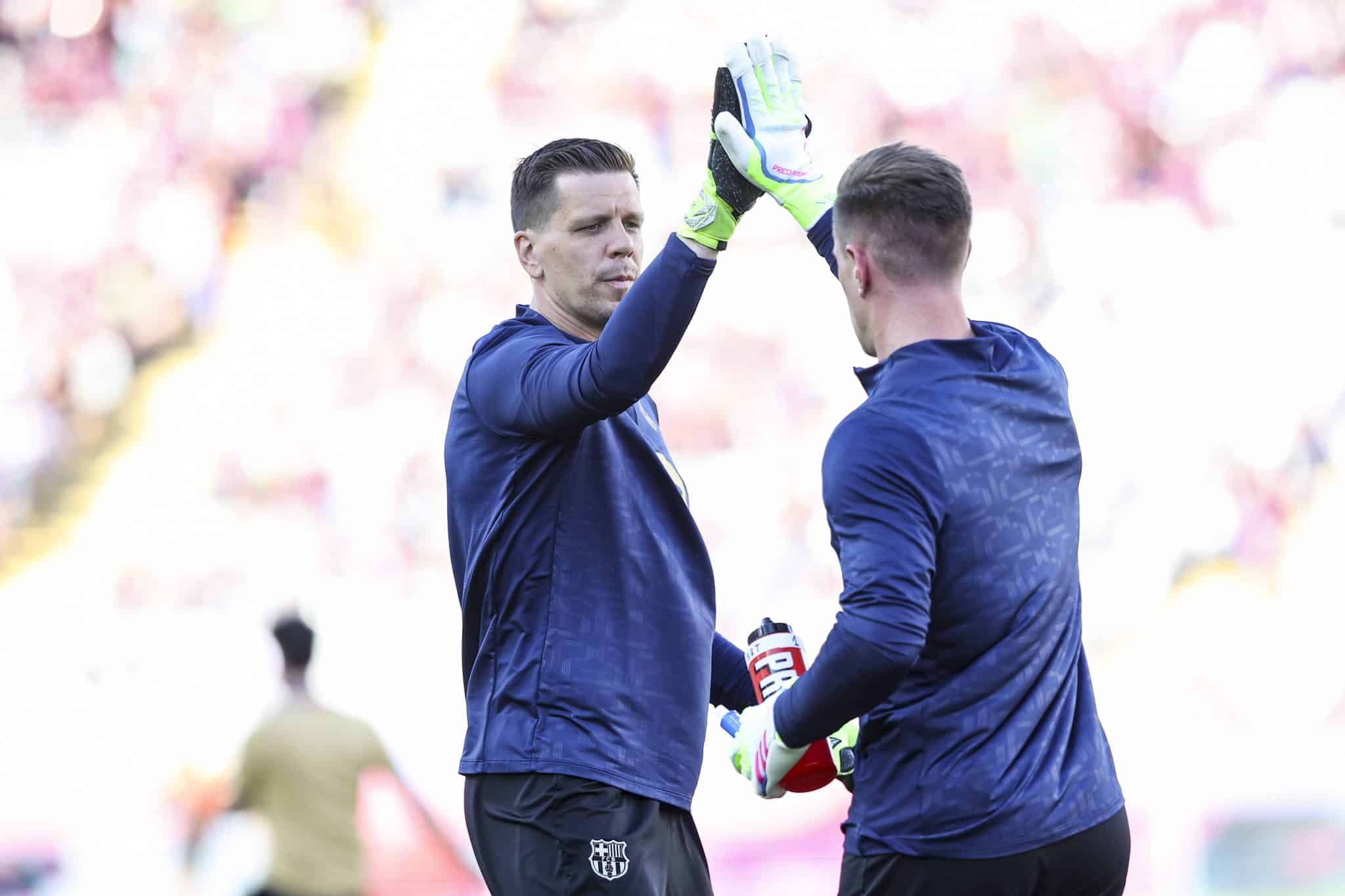 Ter Stegen e Szczesny se cumprimentam durante aquecimento do Barcelona
