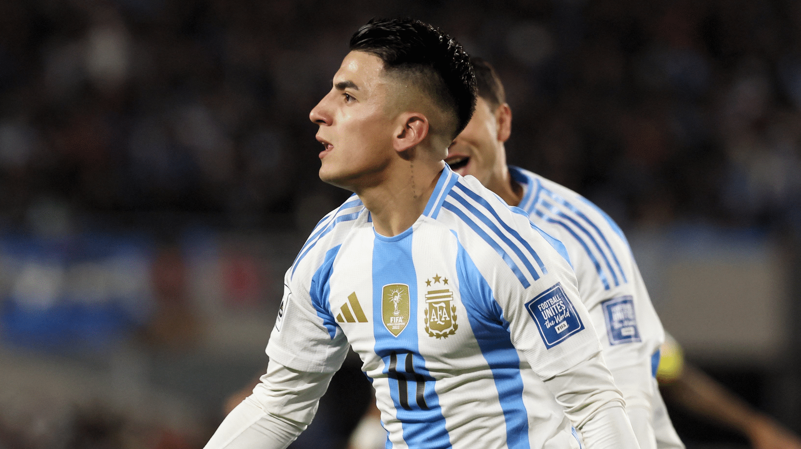 Thiago Almada celebra gol pela Argentina