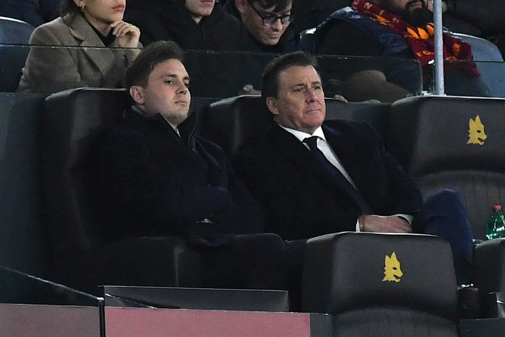 Thomas Dan Friedkin (&agrave; direita), presidente da Roma, e o filho Ryan Friedkin em partida do Campeonato Italiano