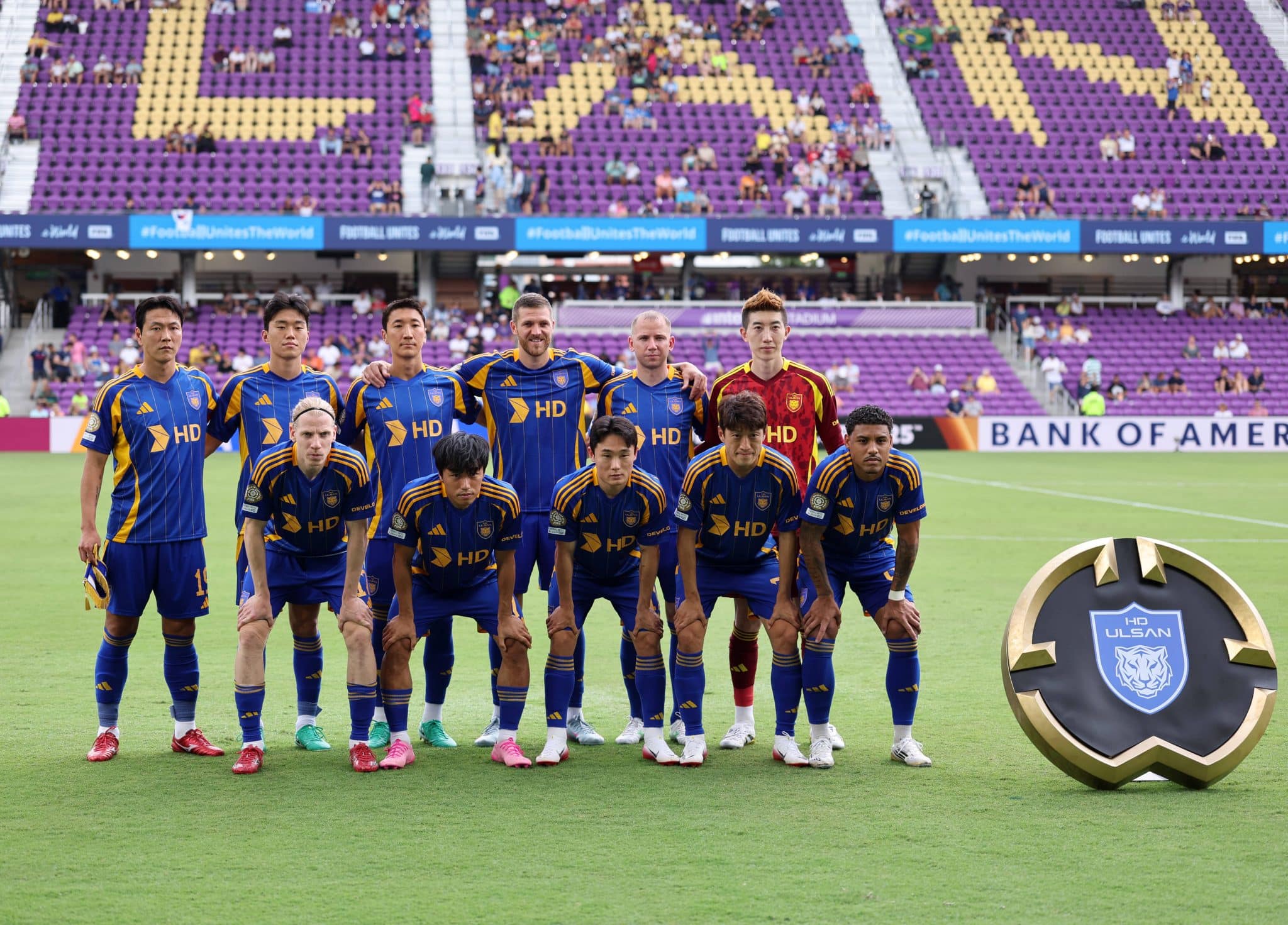 Time do Ulsan perfilado antes de jogo contra o Mamelodi Sundowns 