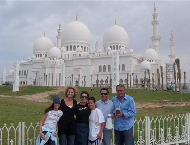 tite-e-o-auxiliar-cleber-xavier-com-as-familias-durante-passagem-pelo-al-ain-nos-emirados-arabes-1463085984398_615x470