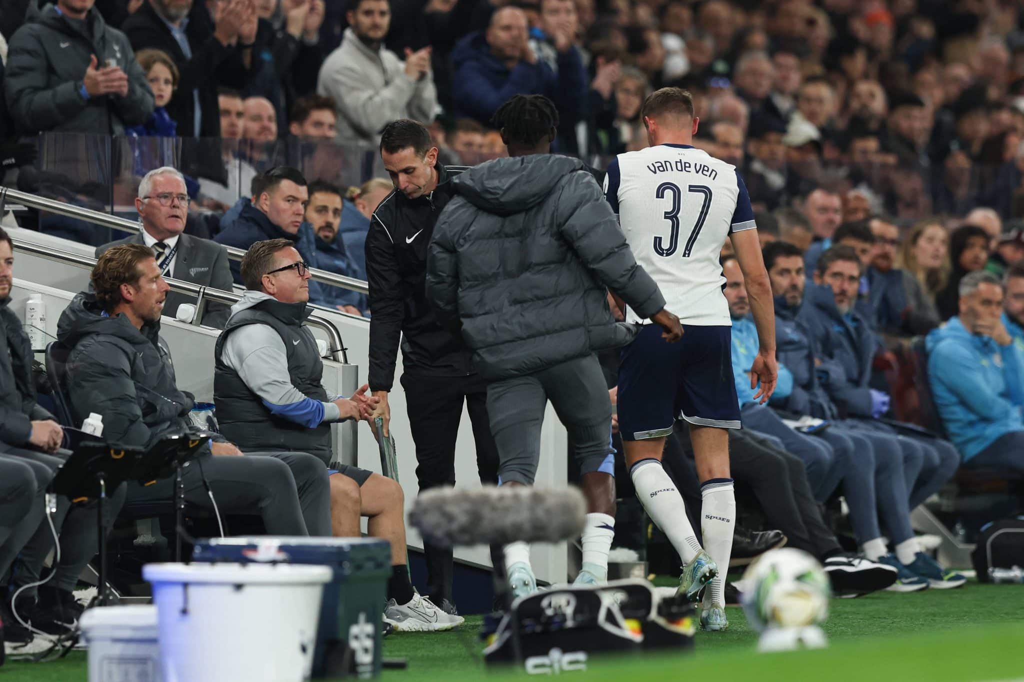 Micky van de Ven teve mais uma temporada assombrada por les&otilde;es (Foto: Imago)