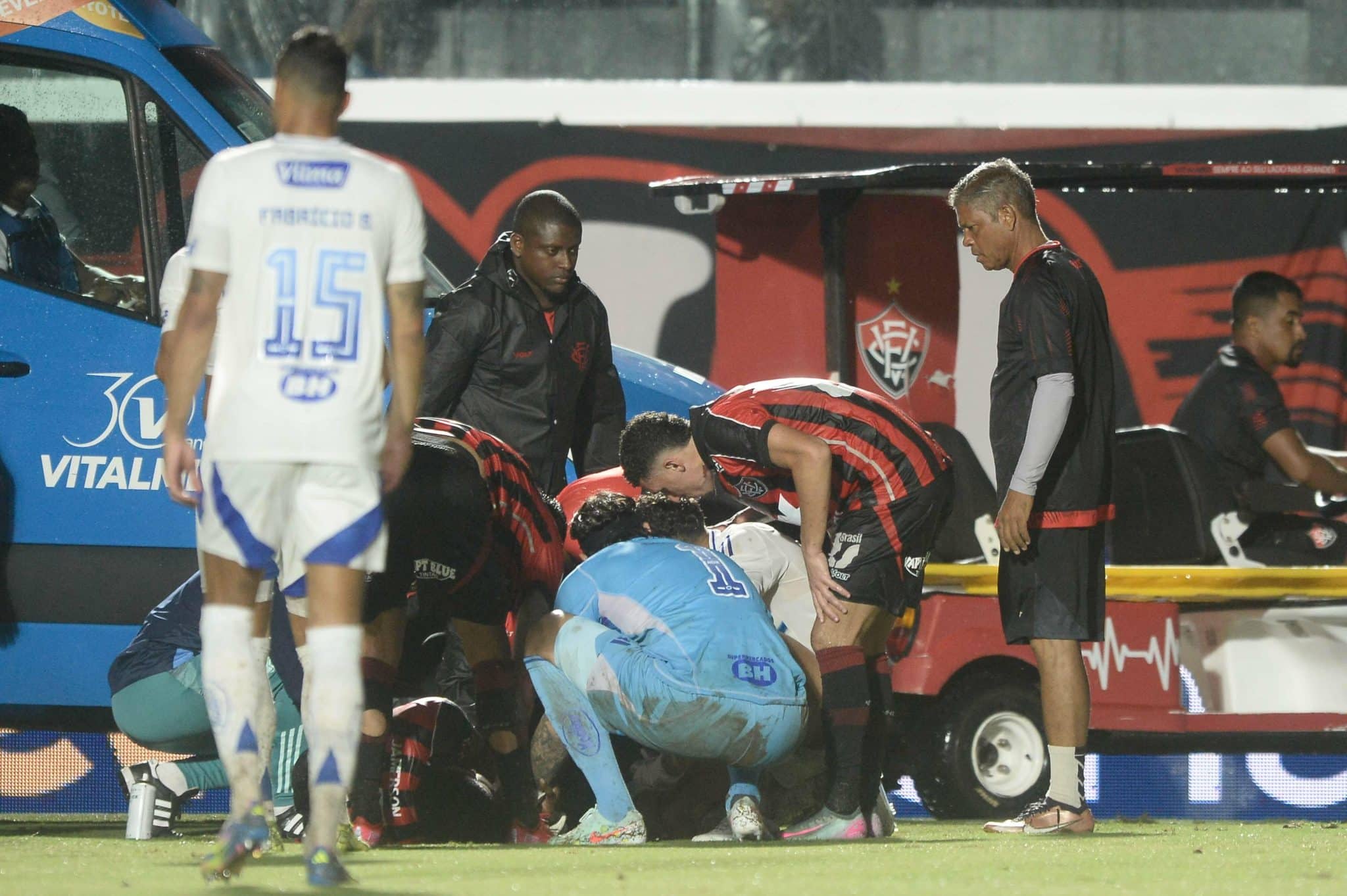 Les&atilde;o grave em Vit&oacute;ria e Cruzeiro mostra que jogo nem deveria ter acontecido durante temporal