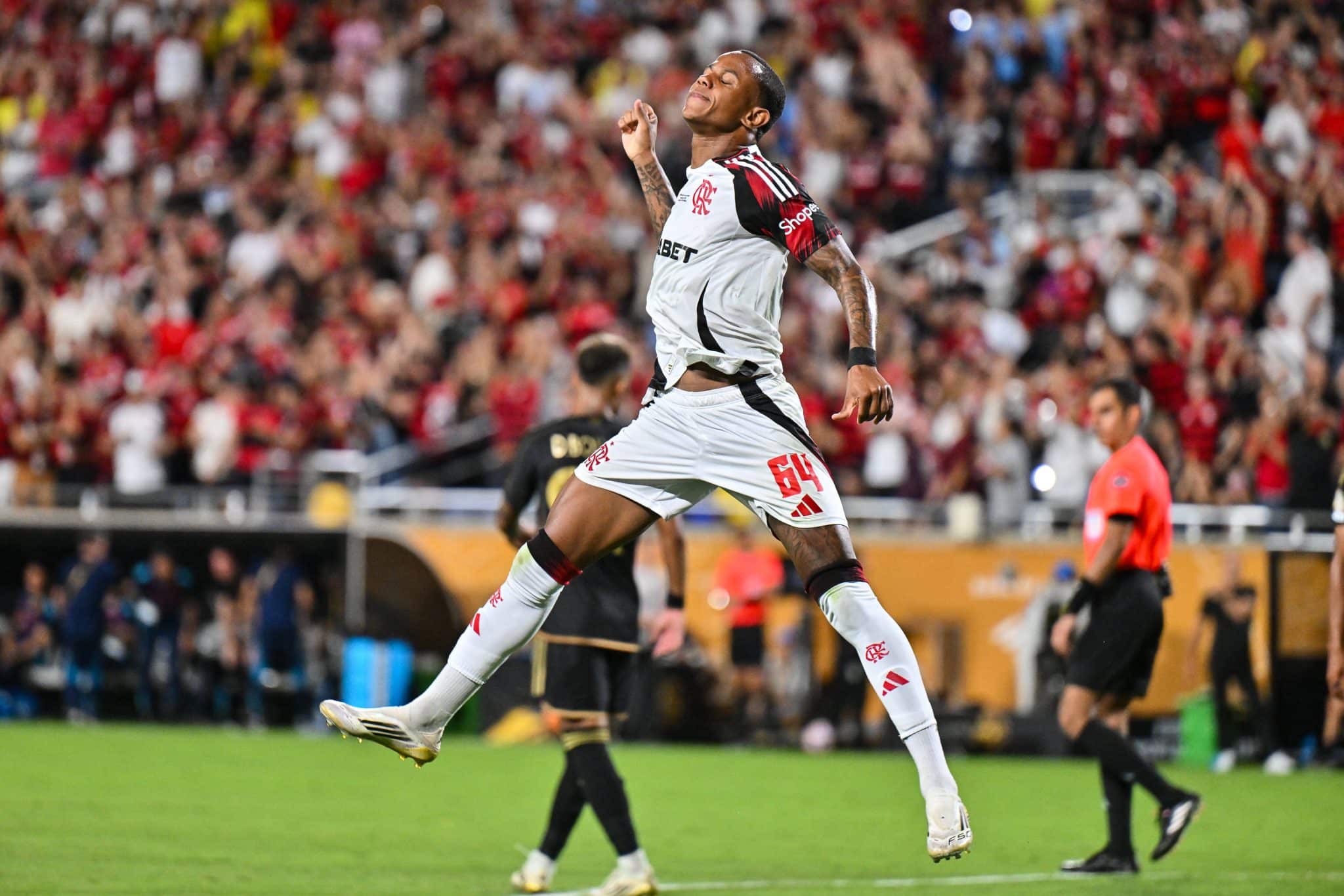 Wallace Yan comemora seu segundo gol no Mundial (Foto: Imago)