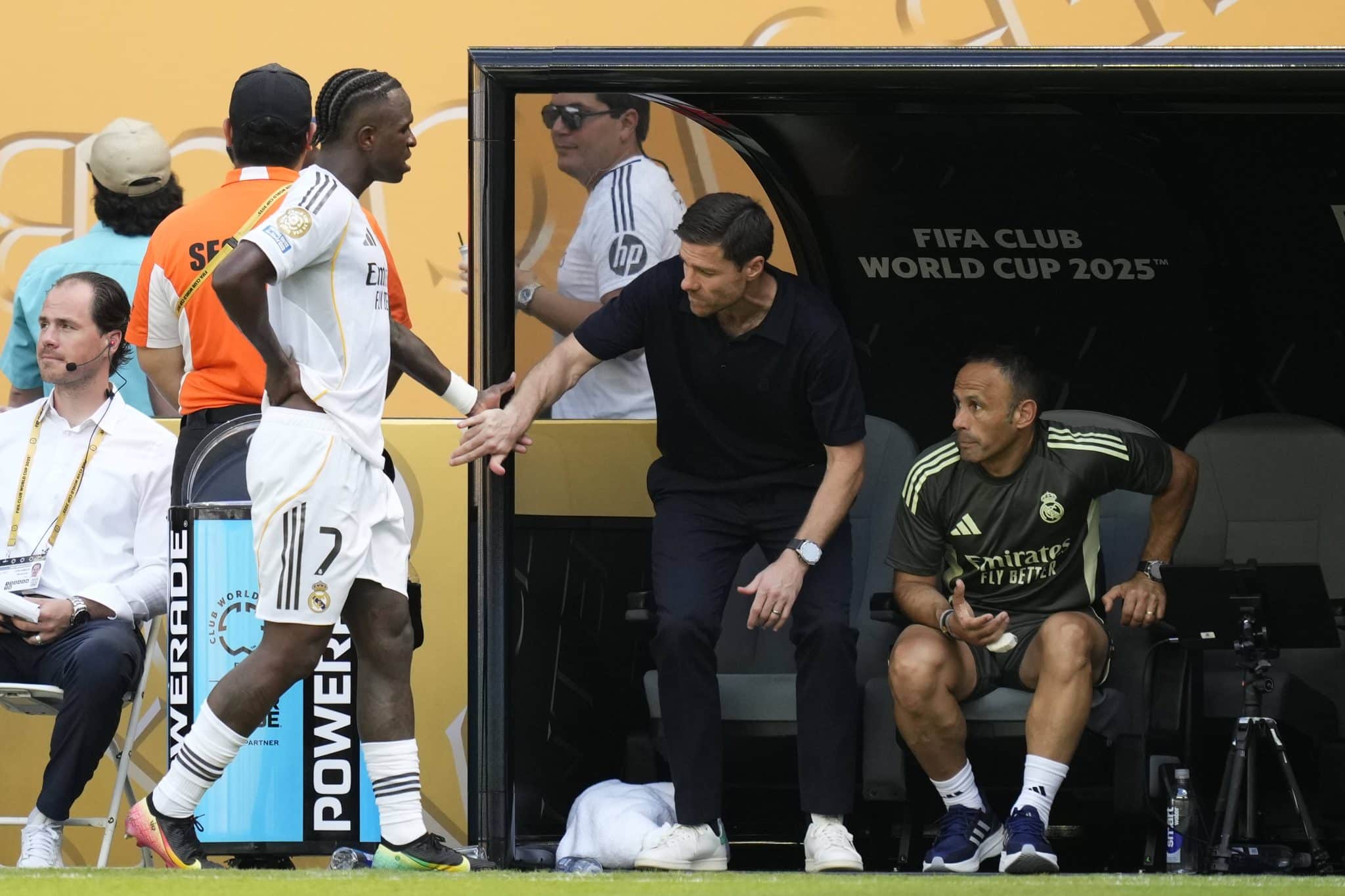 Vinicius J&uacute;nior cumprimenta Xabi Alonso em jogo do Real Madrid