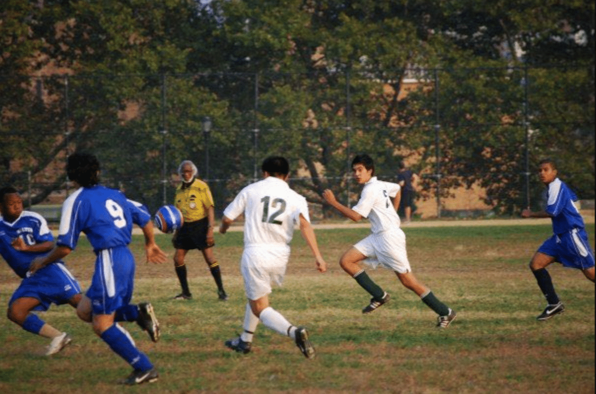 zohran jogando futebol