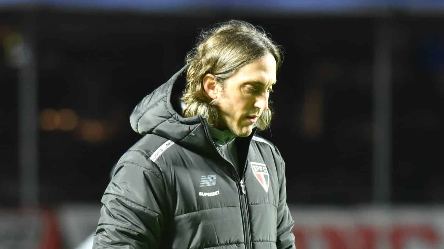 Zubeld&iacute;a assume culpa por vexame, mas tamb&eacute;m faz alerta a jogadores do S&atilde;o Paulo