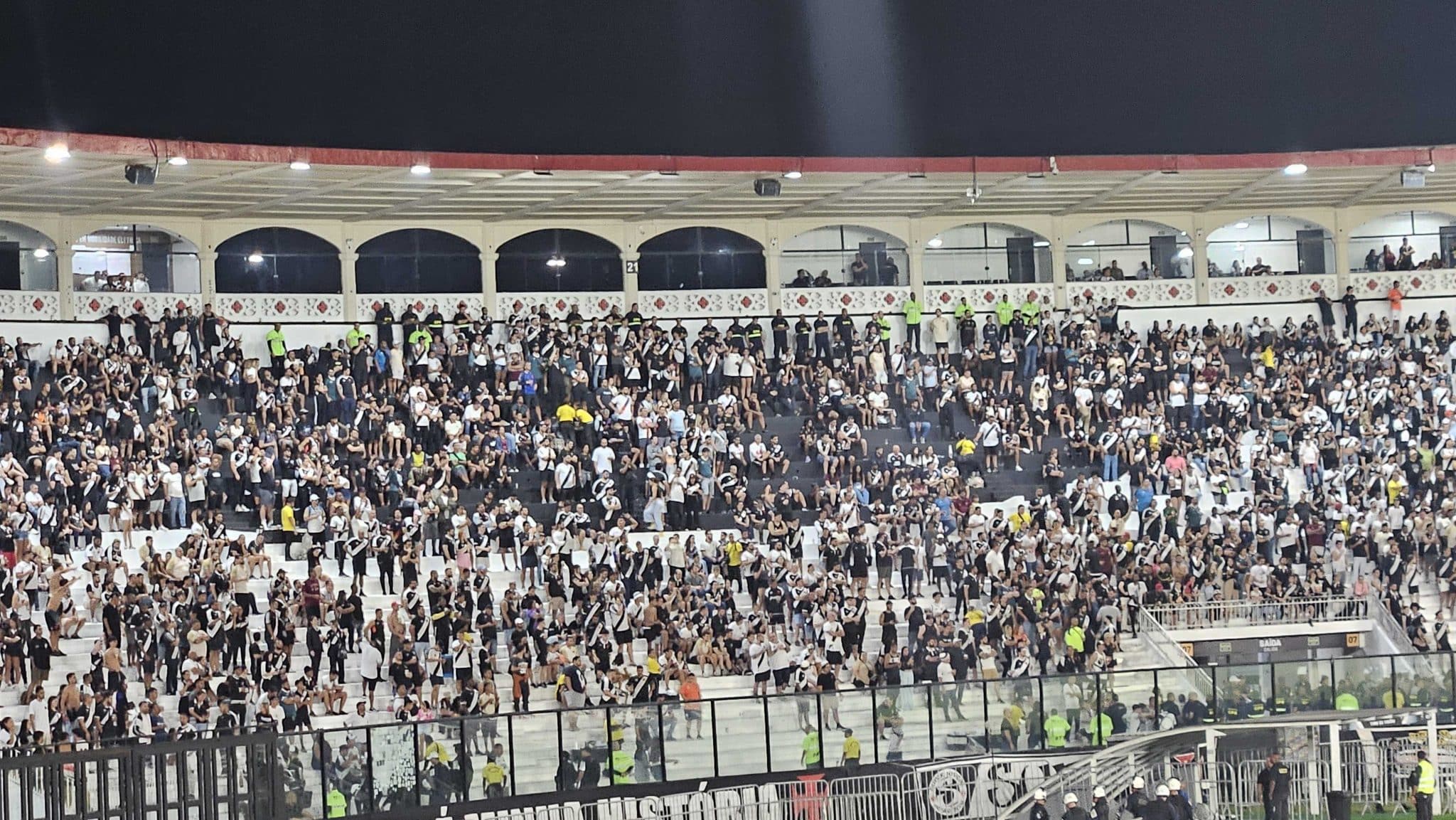 Seguran&ccedil;as defendendo o camarote da presid&ecirc;ncia do Vasco (Foto: Gabriel Rodrigues/Trivela)