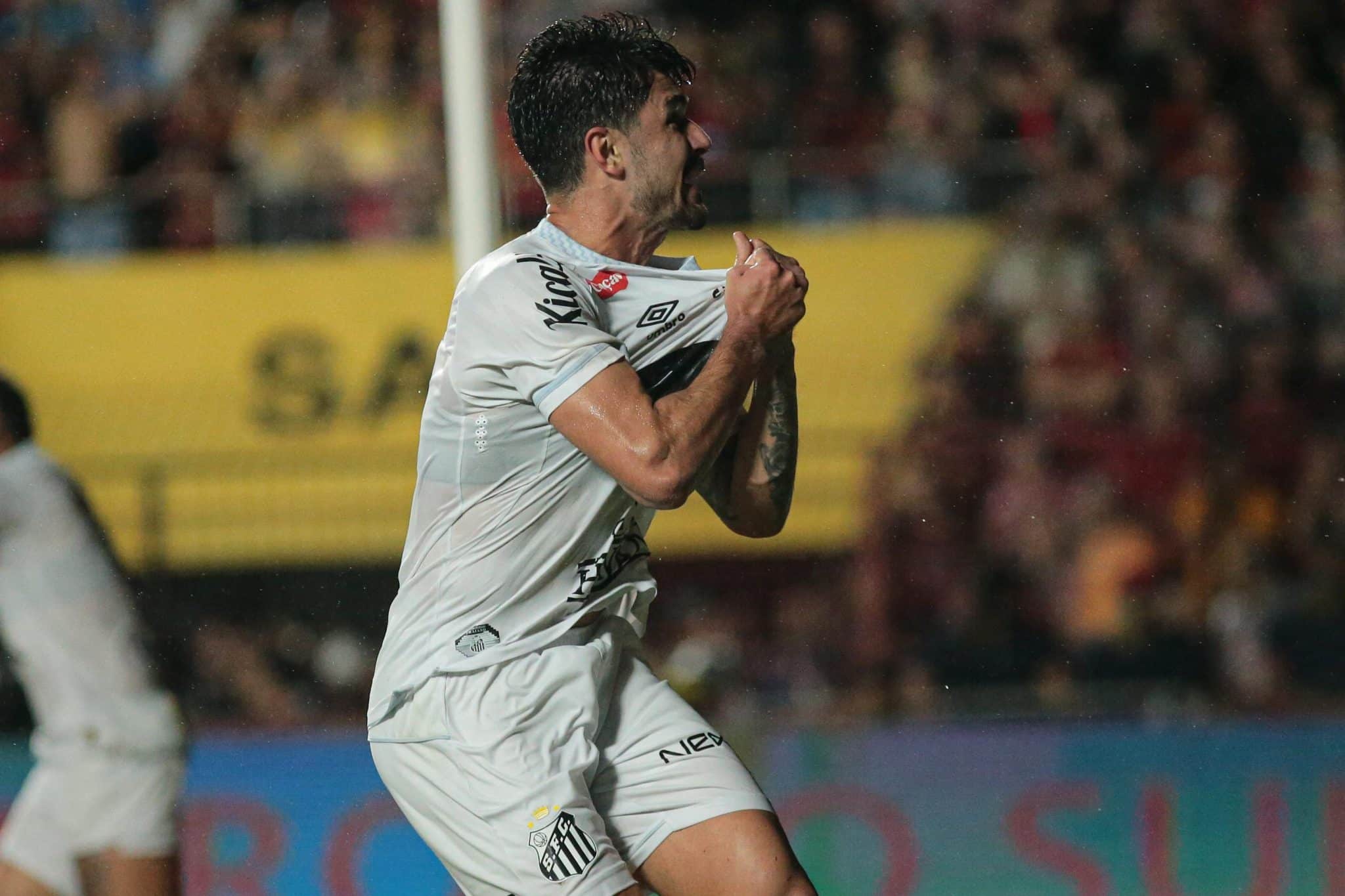 Basso comemora o gol de empate