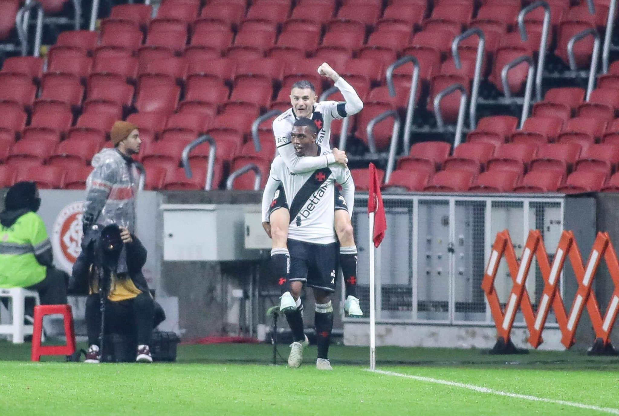 Ryan comemora o gol do Vasco com Vegetti