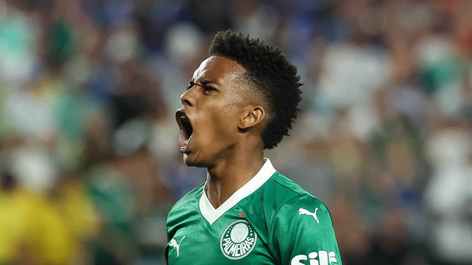 Est&ecirc;v&atilde;o comemora gol sobre o Chelsea