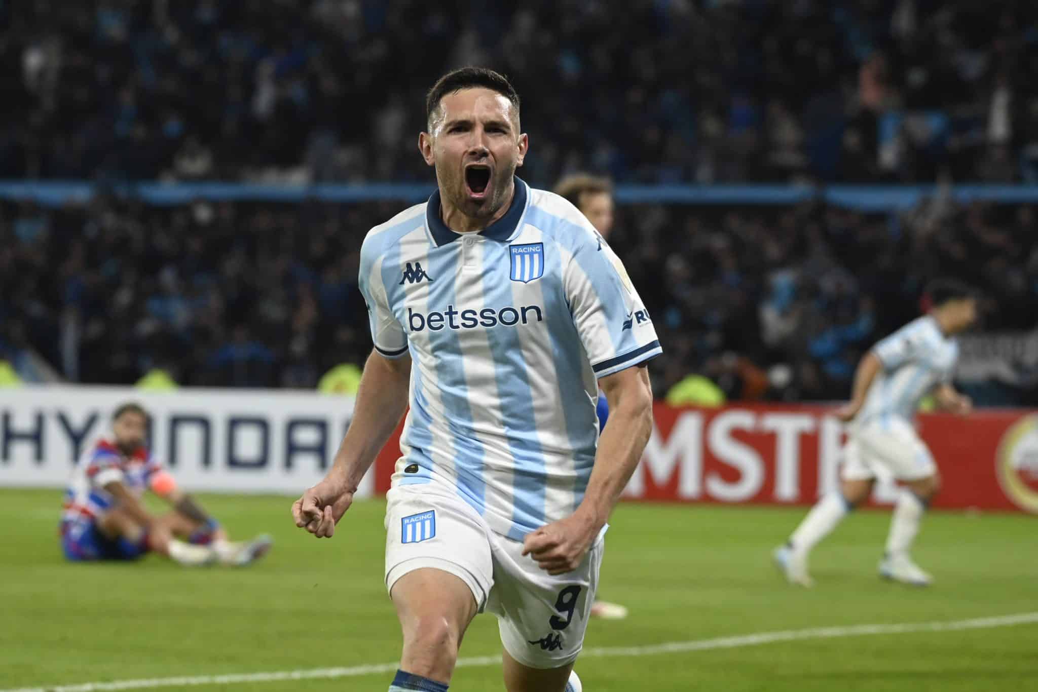 Adrián Martínez comemora gol pelo Racing