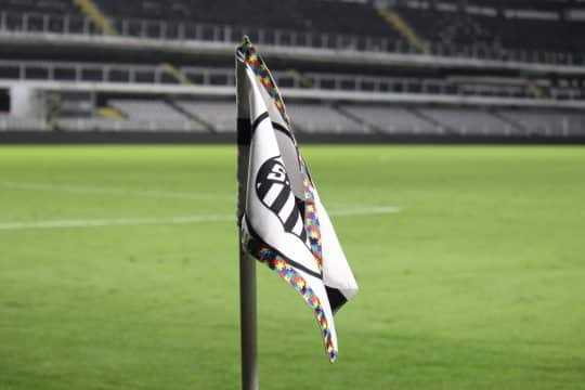 Vendedor ambulante da Vila Belmiro vai &agrave; Justi&ccedil;a contra Santos e TikTok