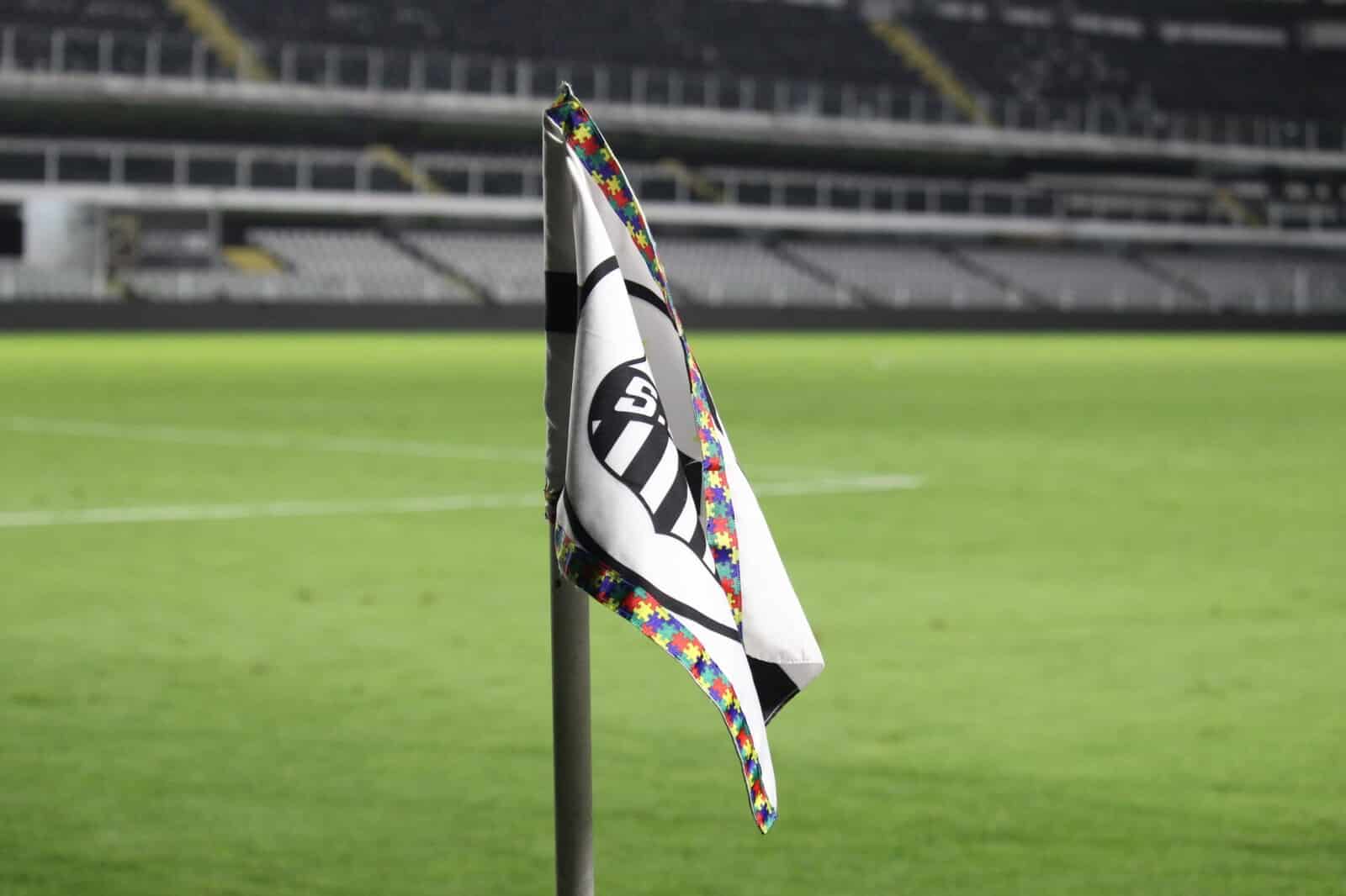 Vendedor ambulante da Vila Belmiro vai &agrave; Justi&ccedil;a contra Santos e TikTok