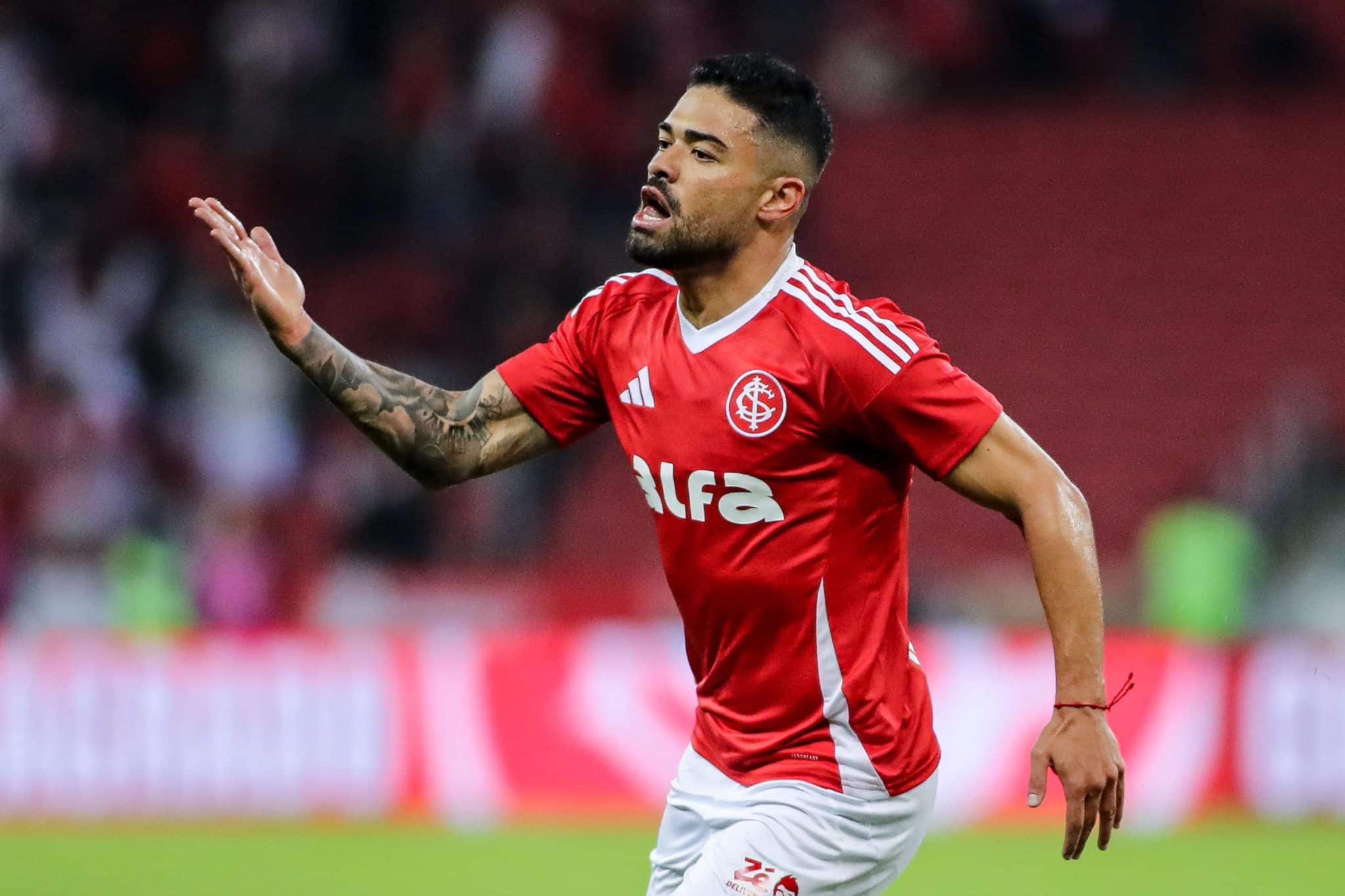 Bruno Tabata comemora o gola&ccedil;o marcado contra o Vit&oacute;ria