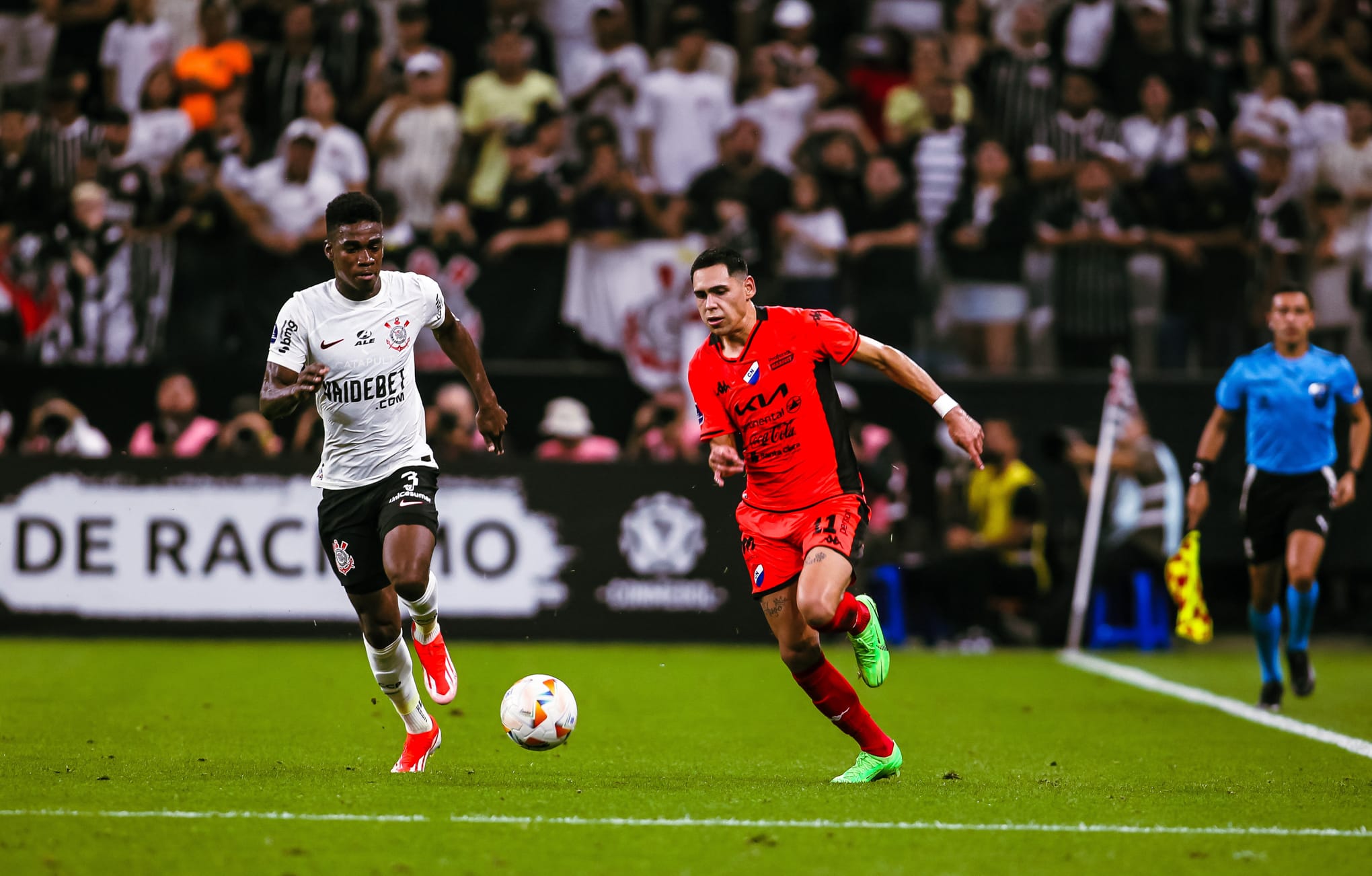 Caballero em disputa com F&eacute;lix Torres durante Nacional e Corinthians