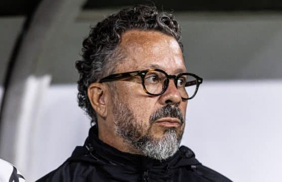 Com escolhas equivocadas, Cl&eacute;ber Xavier se autopressiona no comando do Santos