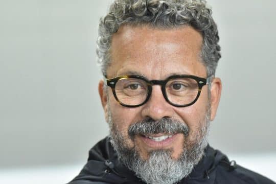 Cl&eacute;ber Xavier e sistema defensivo merecem cr&eacute;dito em vit&oacute;ria do Santos sobre o Flamengo