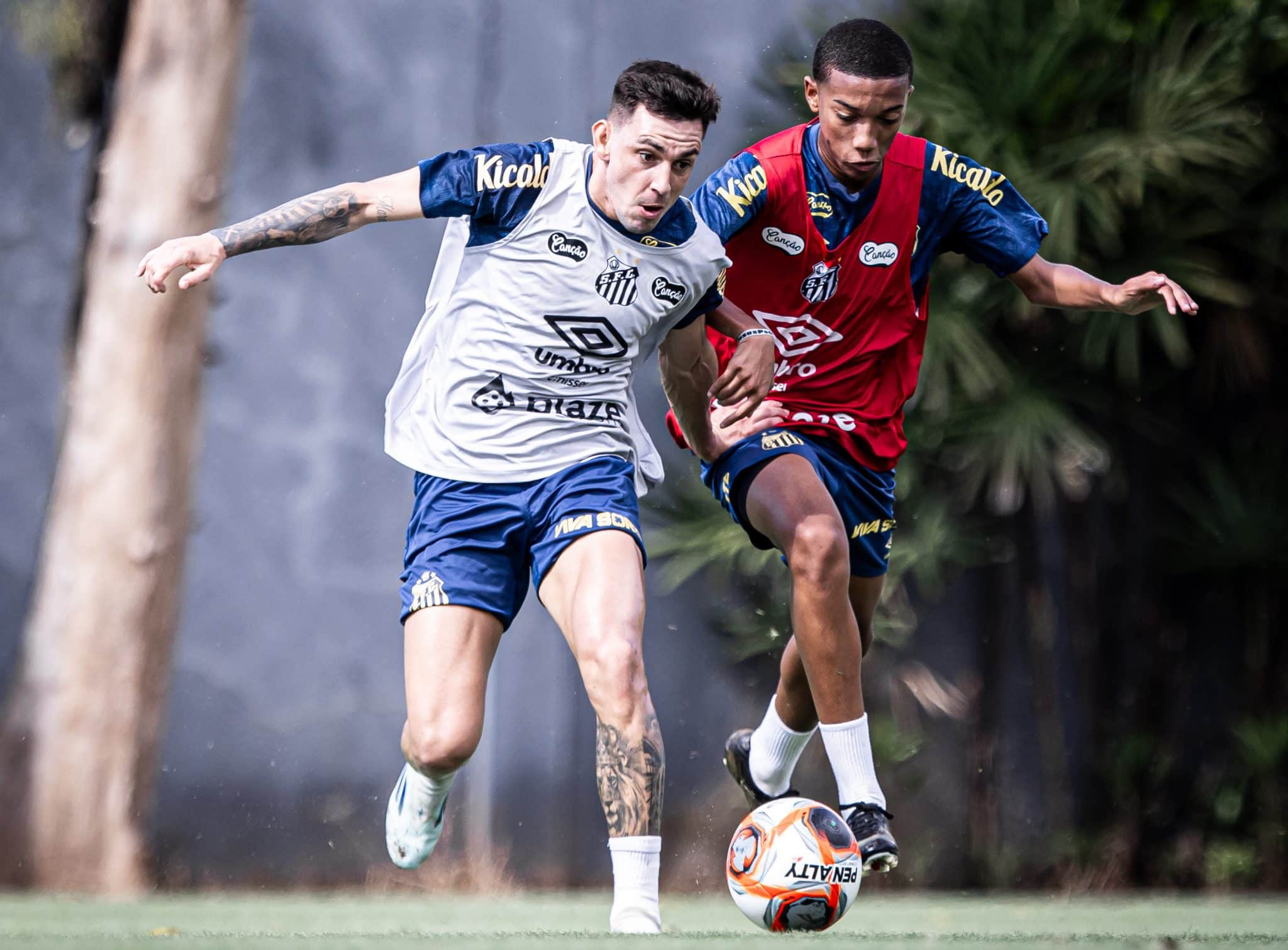 Escobar marcando Robinho Jr. no treino do Santos
