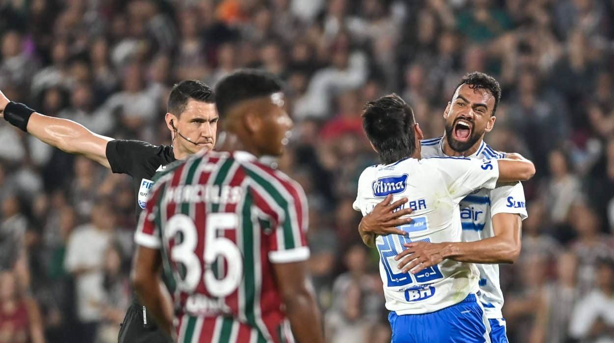 Cruzeiro estraga retorno do Fluminense e adeus de Arias para virar l&iacute;der do Brasileiro