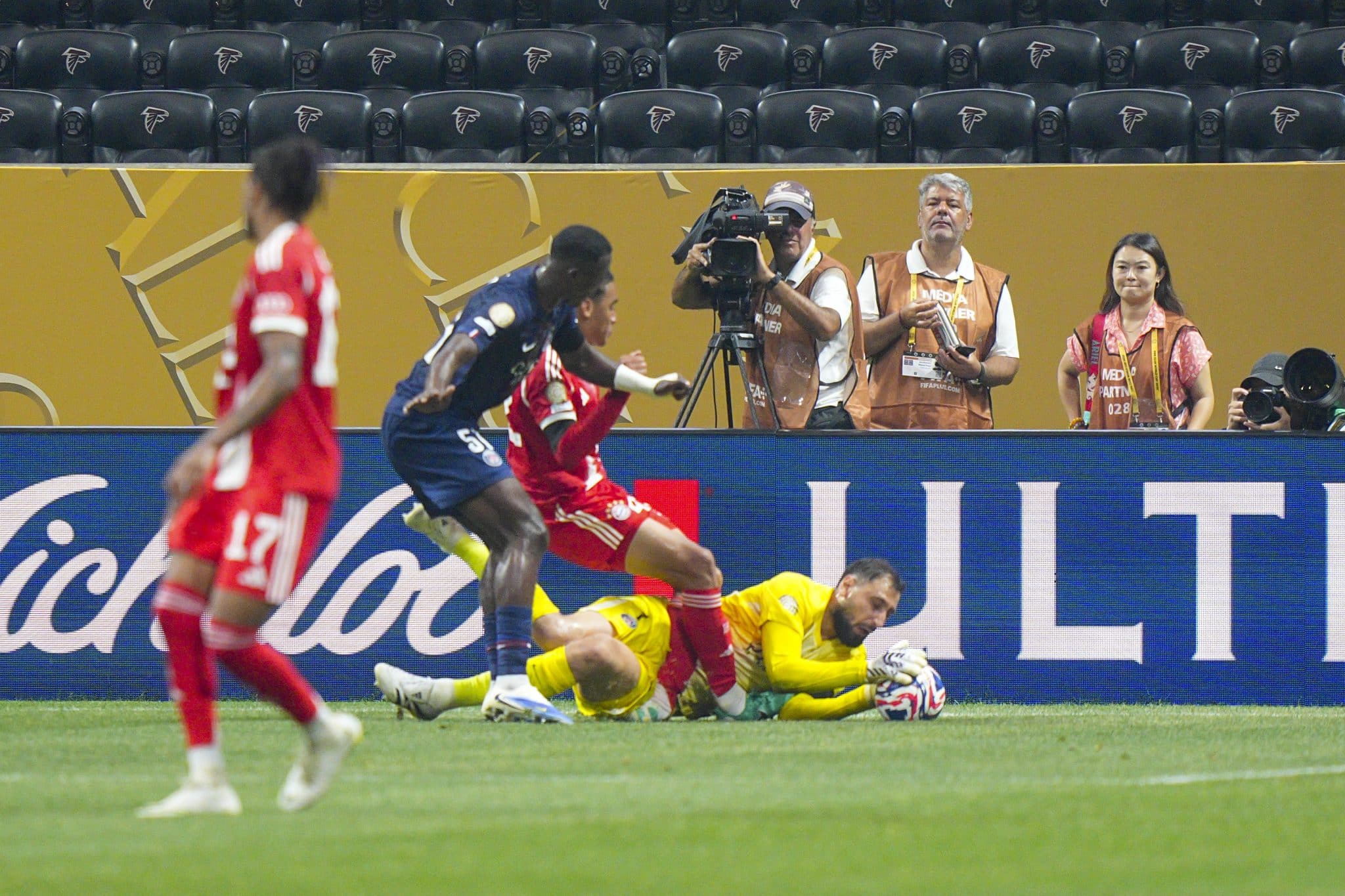 Lance que termina com grave les&atilde;o de Musiala em PSG x Bayern de Munique