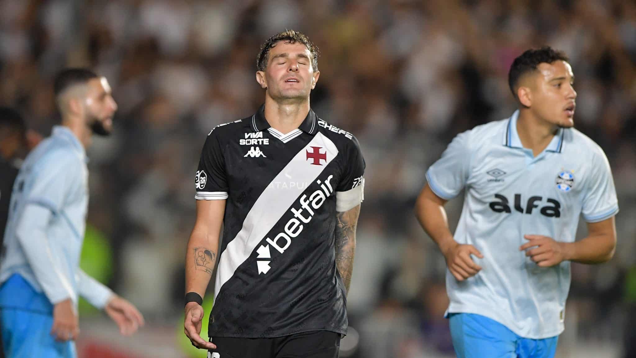 Protestos chamam mais aten&ccedil;&atilde;o que futebol em jogo pobre entre Vasco e Gr&ecirc;mio