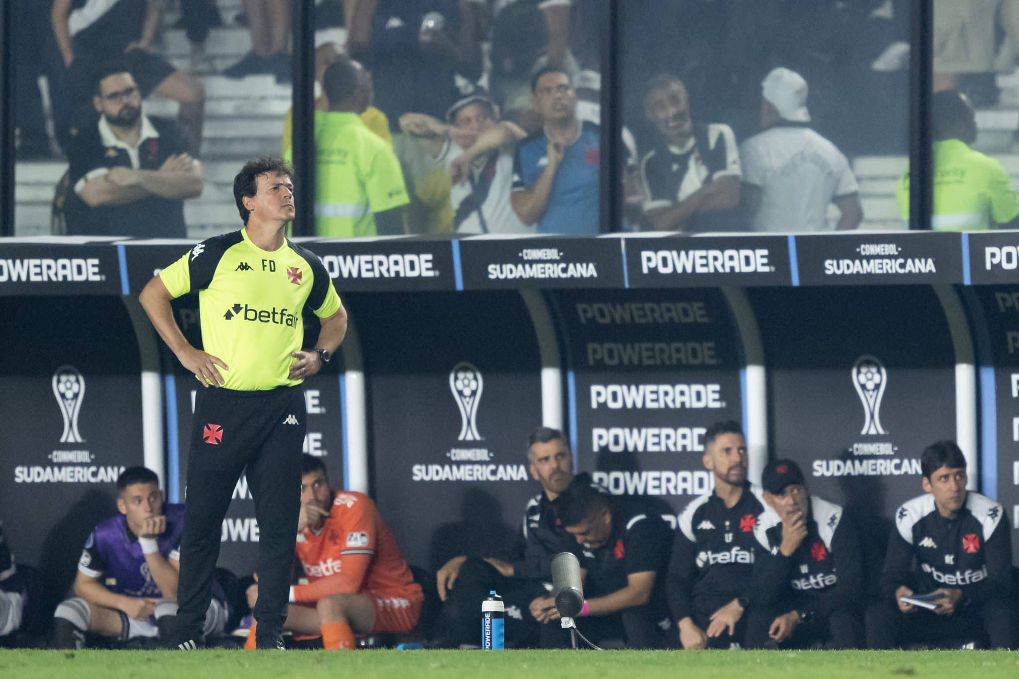 Vasco perde mais do que a vaga: &lsquo;Abandono&rsquo; da torcida &eacute; recado para a diretoria