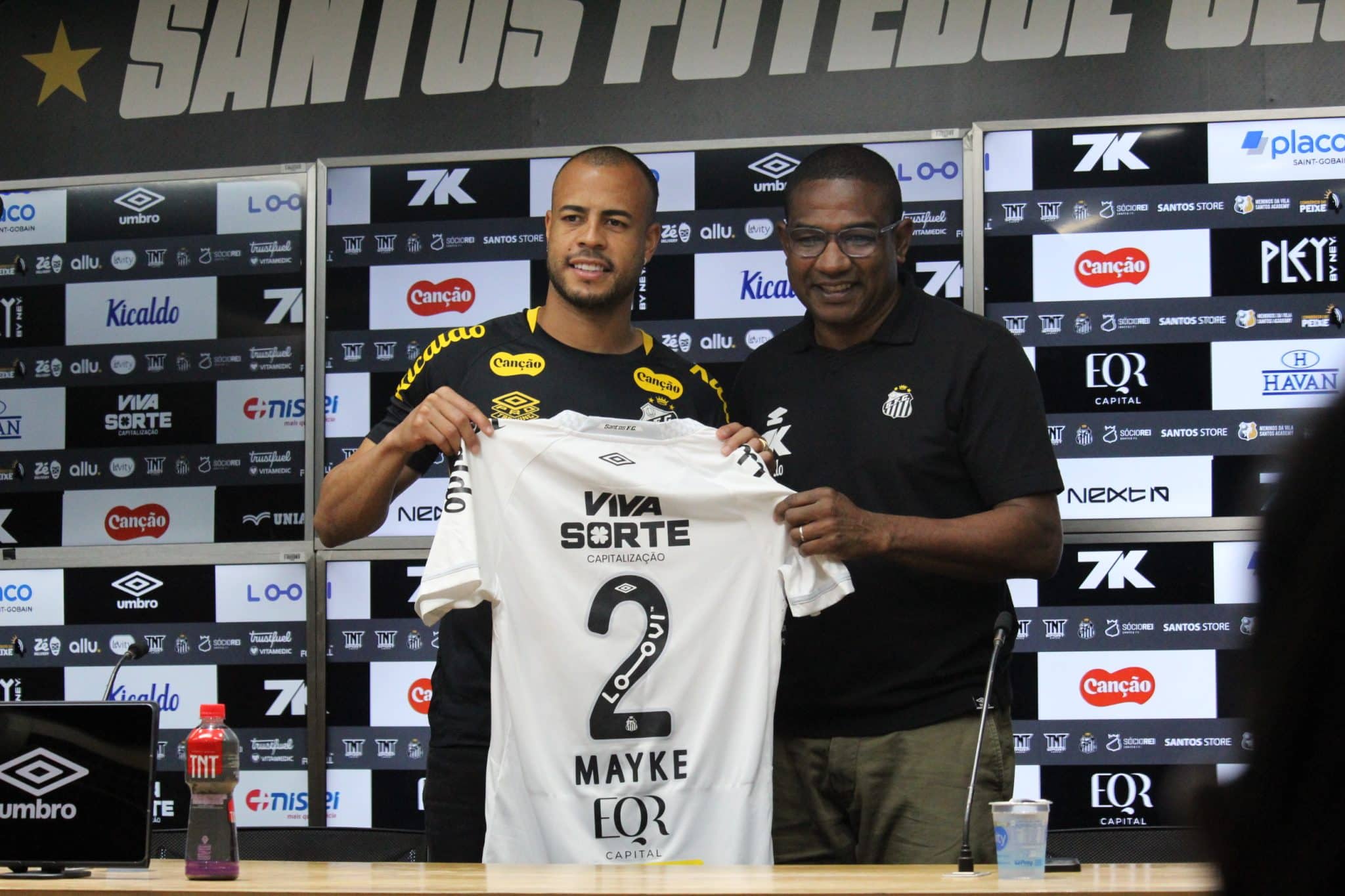 Mayke recebeu a camisa do Santos das m&atilde;os de C&eacute;sar Sampaio