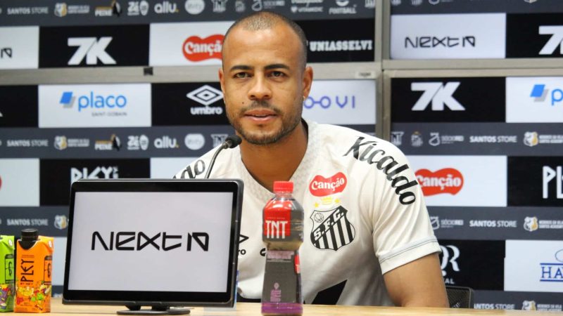 Apresentado, Mayke já prevê jogo para estrear e revela motivo para assinar com o Santos