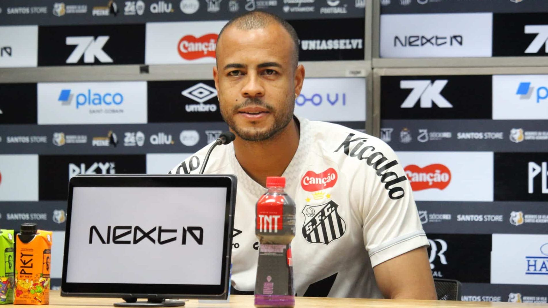 Apresentado, Mayke j&aacute; prev&ecirc; jogo para estrear e revela motivo para assinar com o Santos