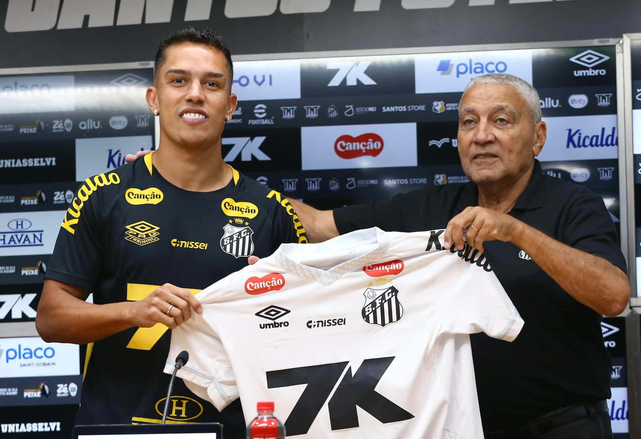 Igor Vin&iacute;cius e Negreiros, ex-jogador do Santos