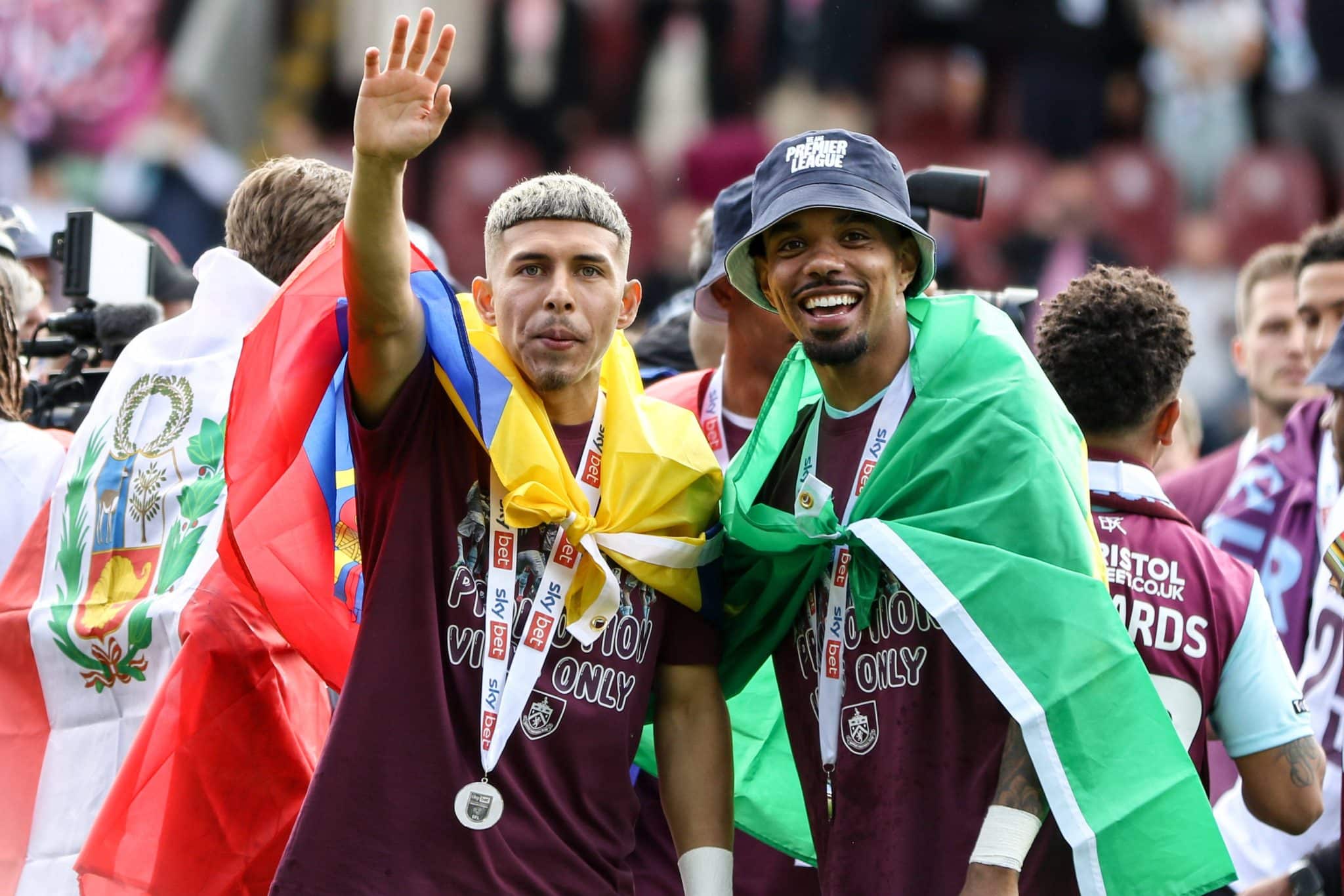 Jeremy Sarmiento e o brasileiro Lucas Pires celebram vice do Burnley na Championship